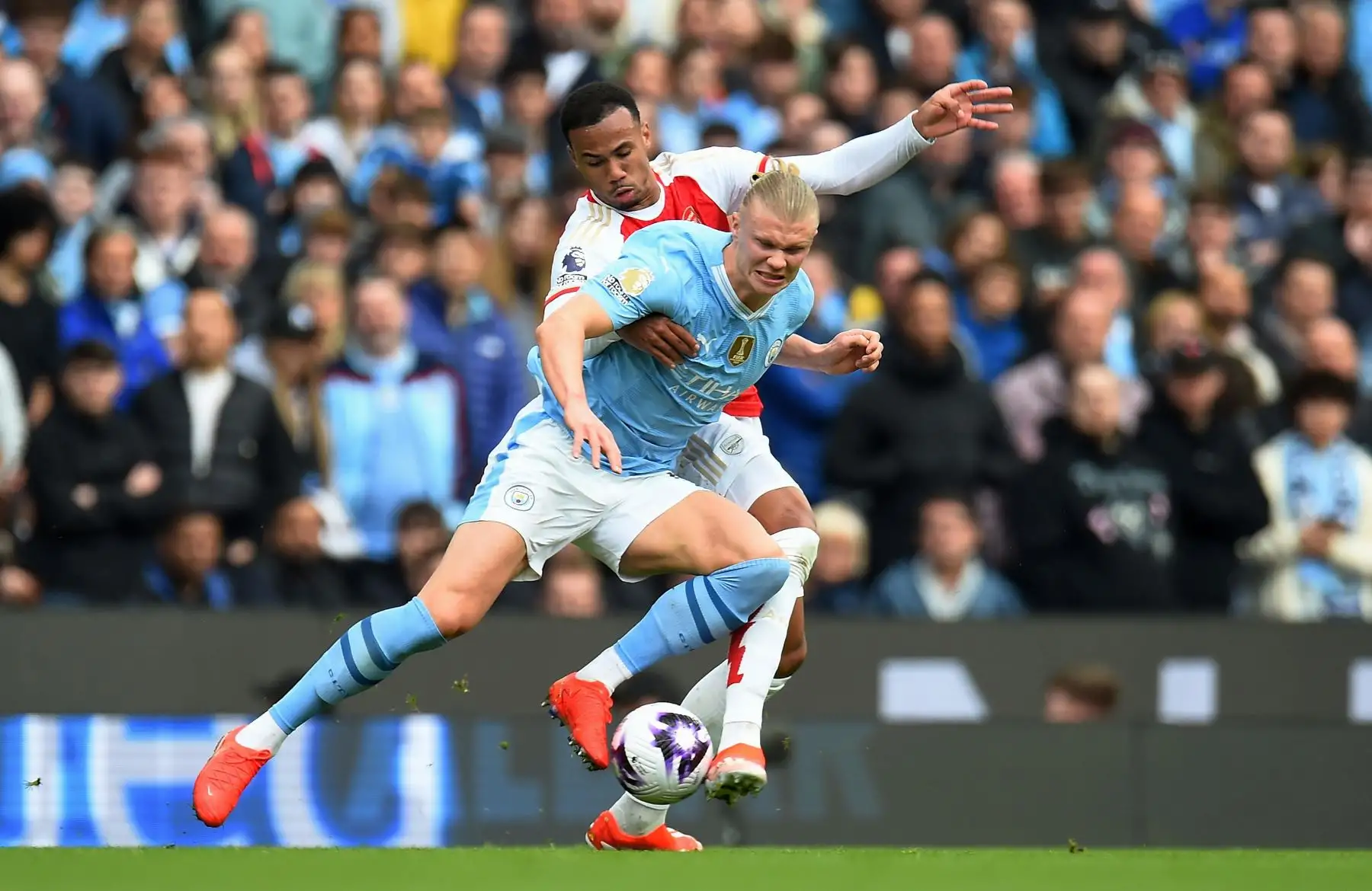 Erling Haaland  de Manchester City en acción contra Gabriel Magalhaes del Arsenal durante el partido de la Premier League inglesa entre Manchester City y Arsenal en Manchester, Gran Bretaña. Foto: ANDINA/EFE