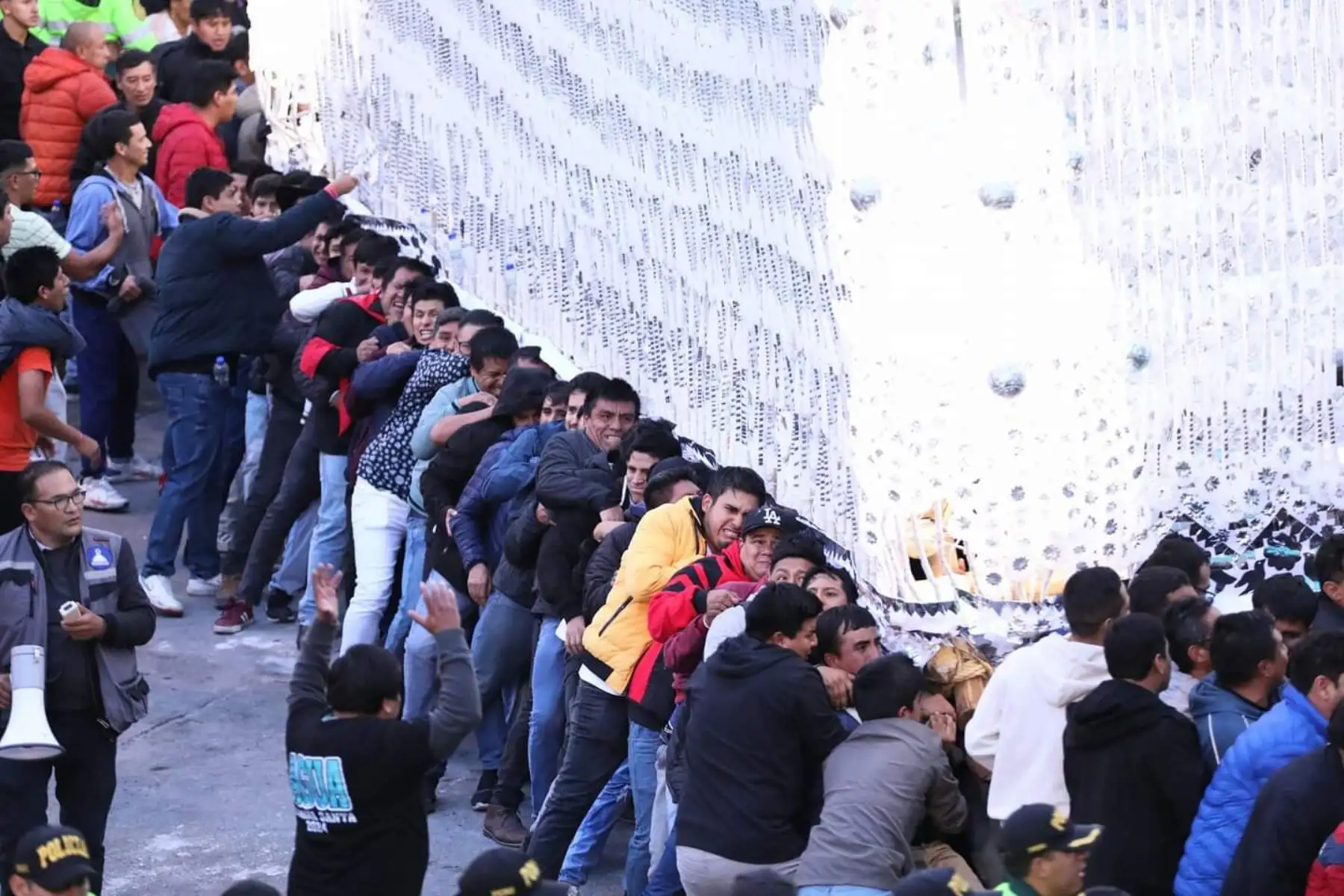 Una multitud de fieles y feligreses acompañaron en la procesión del Señor de Pascua de Resurrección que salió desde la Basílica Catedral de Ayacucho, poniendo fin de esta manera a las actividades por Semana Santa. Foto: Difusión
