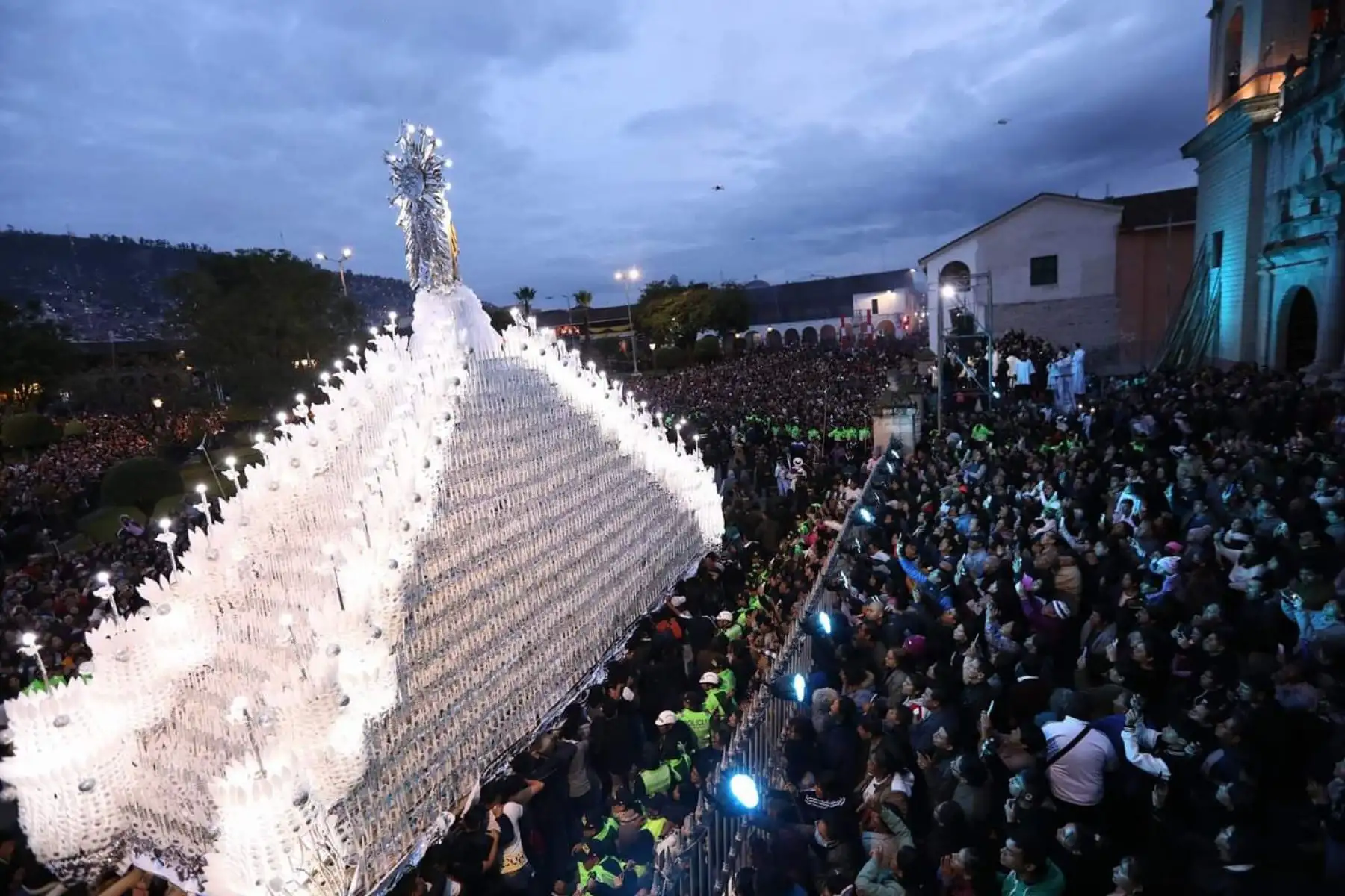 Una multitud de fieles y feligreses acompañaron en la procesión del Señor de Pascua de Resurrección que salió desde la Basílica Catedral de Ayacucho, poniendo fin de esta manera a las actividades por Semana Santa. Foto: Difusión