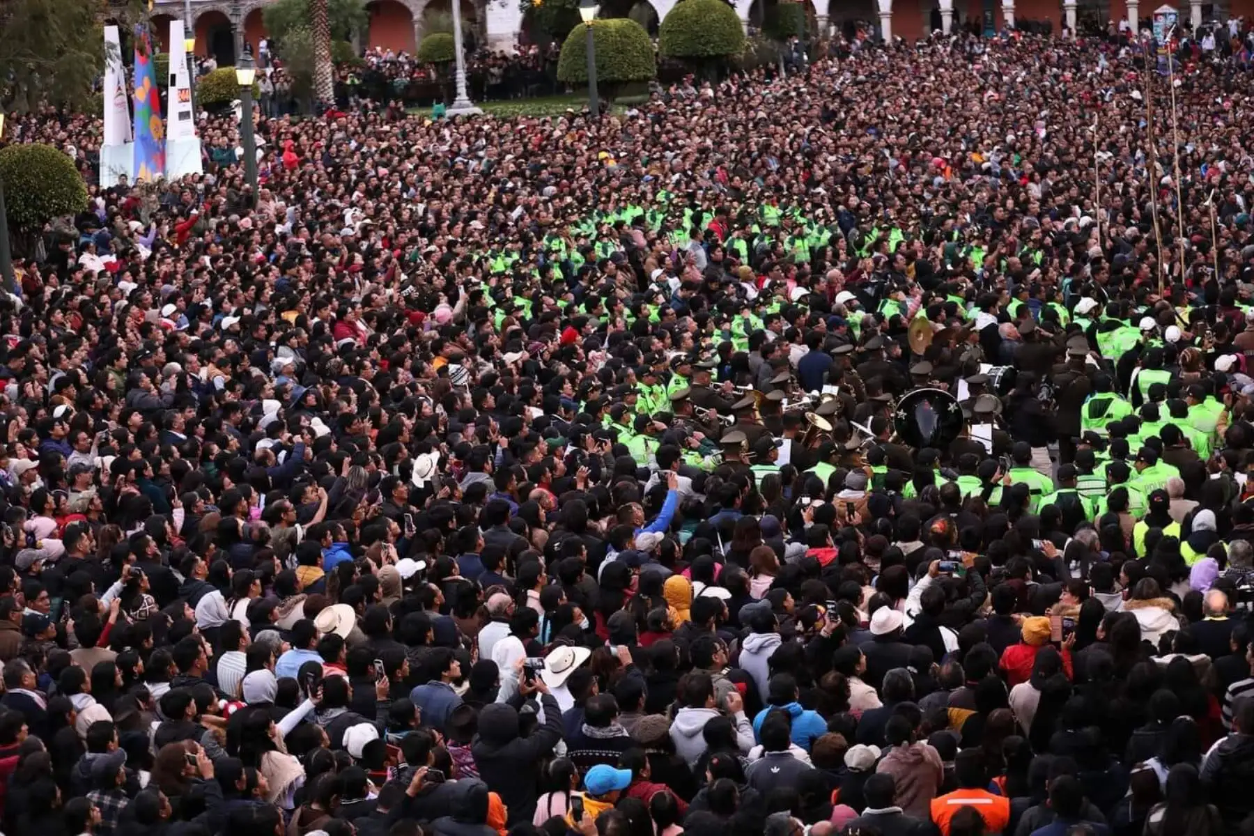 Una multitud de fieles y feligreses acompañaron en la procesión del Señor de Pascua de Resurrección que salió desde la Basílica Catedral de Ayacucho, poniendo fin de esta manera a las actividades por Semana Santa. Foto: Difusión