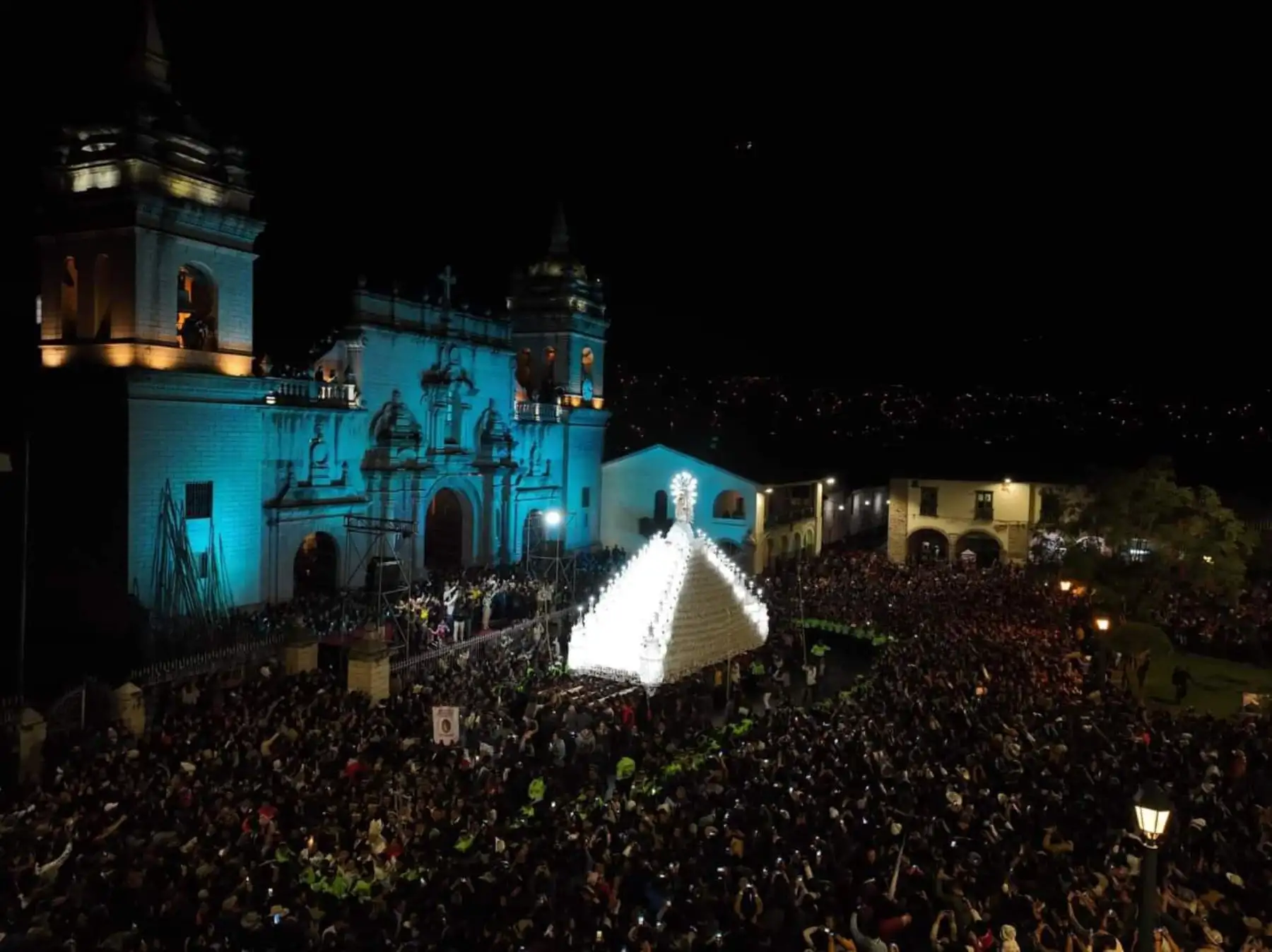 Una multitud de fieles y feligreses acompañaron en la procesión del Señor de Pascua de Resurrección que salió desde la Basílica Catedral de Ayacucho, poniendo fin de esta manera a las actividades por Semana Santa. Foto: Difusión