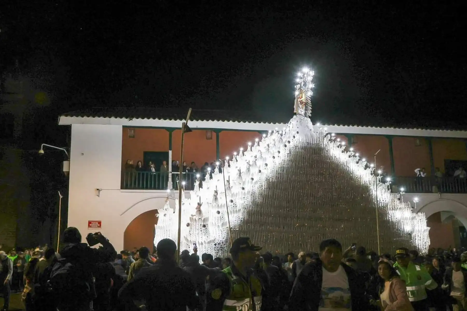 Una multitud de fieles y feligreses acompañaron en la procesión del Señor de Pascua de Resurrección que salió desde la Basílica Catedral de Ayacucho, poniendo fin de esta manera a las actividades por Semana Santa. Foto: Difusión