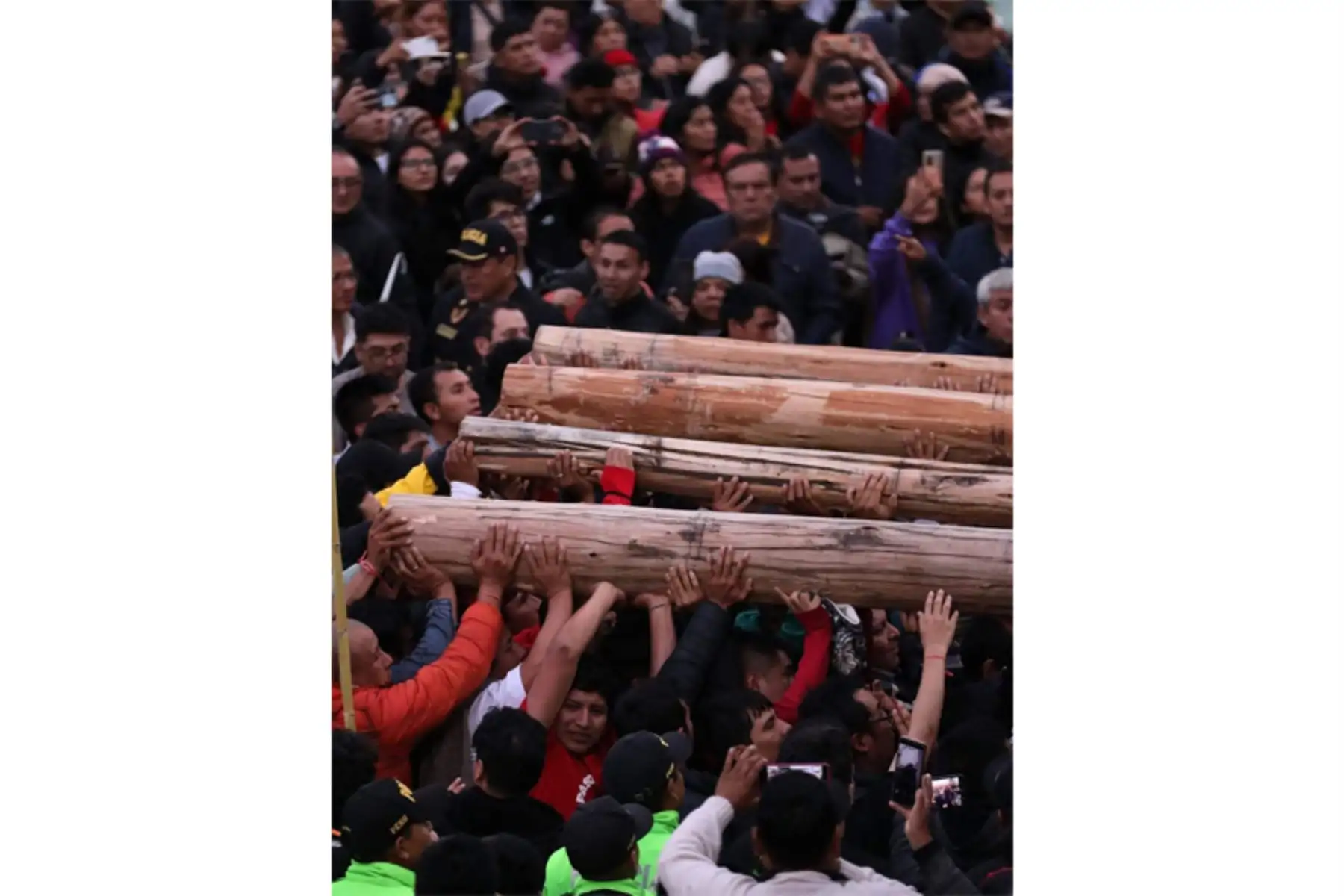 Una multitud de fieles y feligreses acompañaron en la procesión del Señor de Pascua de Resurrección que salió desde la Basílica Catedral de Ayacucho, poniendo fin de esta manera a las actividades por Semana Santa. Foto: Difusión