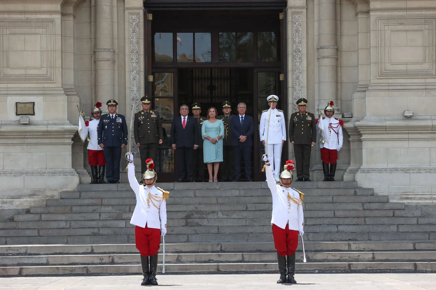 Presidenta Dina Boluarte participa del tradicional cambio de guardia. Foto: ANDINA/Prensa Presidencia