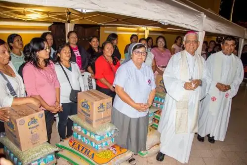 El Arzobispo y presidente de la Conferencia Episcopal Peruana, monseñor Miguel Cabrejos Vidarte, bendijo los alimentos antes de ser entregados a las coordinadoras de las ollas comunes del distrito de La Esperanza.