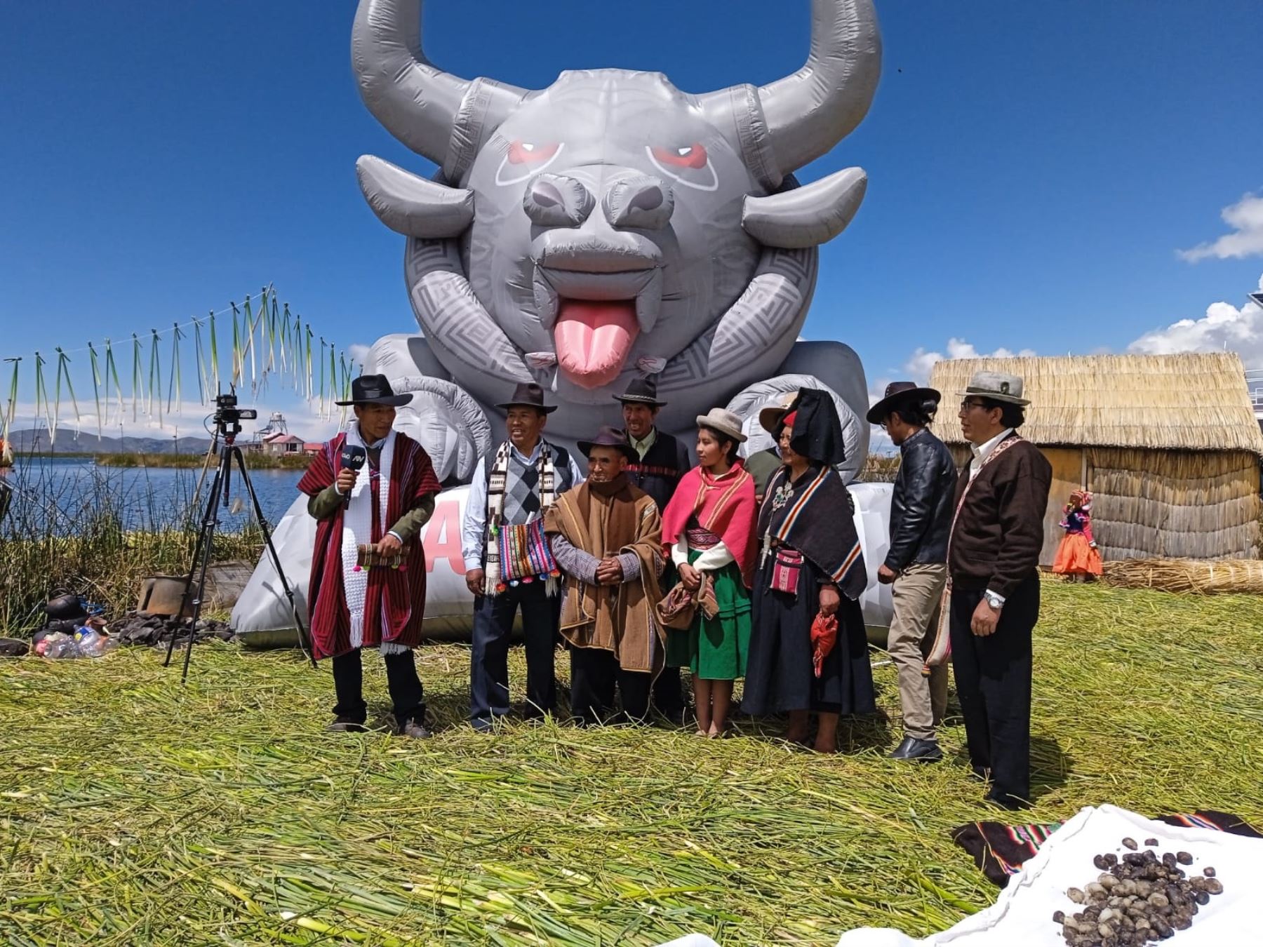 Teniendo como escenario las islas flotantes de los Uros, se realizó el lanzamiento de película "Yana Wara", una producción protagonizada por actores de Puno. Foto: Alberto Alejo