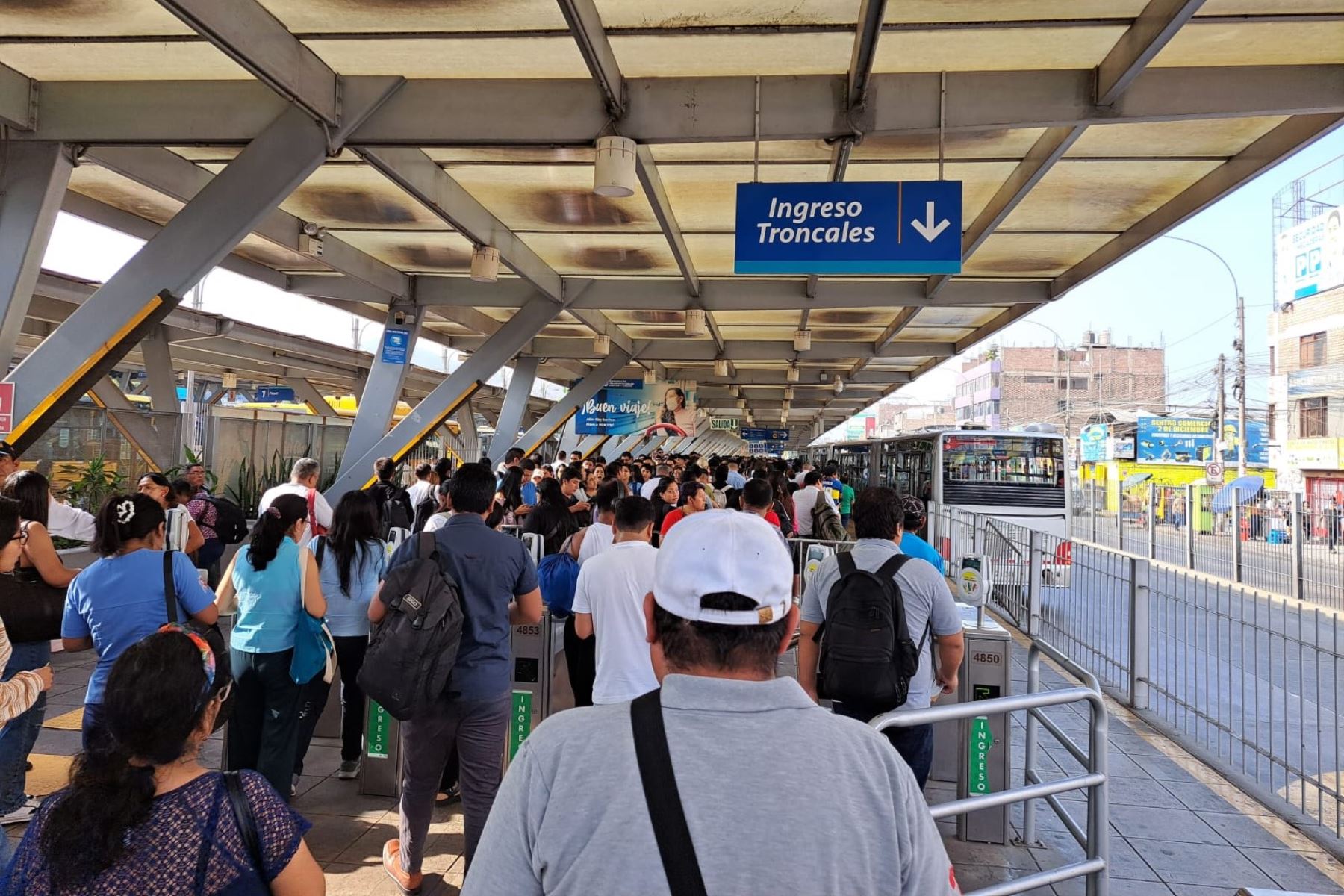 Usuarios del Metropolitano reportan demora en llegada de buses a estaciones. Foto: ANDINA