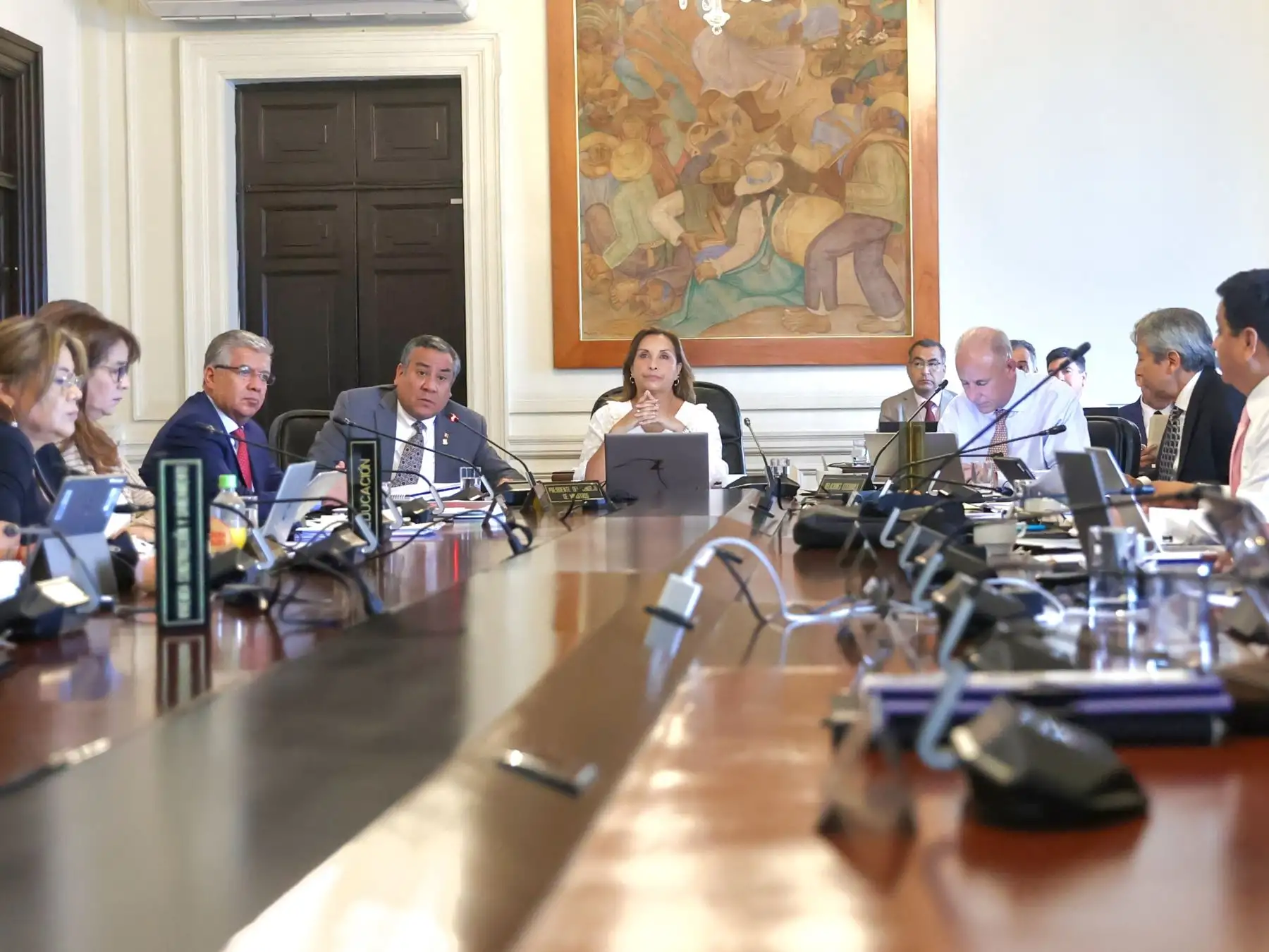 La presidenta Dina Boluarte encabeza, en estos momentos, el Consejo de Ministros, en el que se debaten medidas para fortalecer la lucha contra la delincuencia y el crimen organizado en todo el país. Foto: ANDINA/ Prensa Presidencia