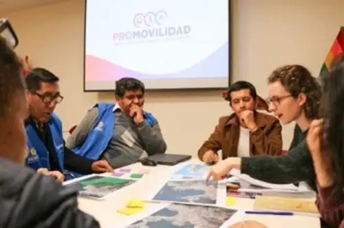 MTC y cooperación internacional francesa capacitan a funcionarios edites de la macrorregión sur en planificación de movilidad sostenible. Foto: Cortesía.