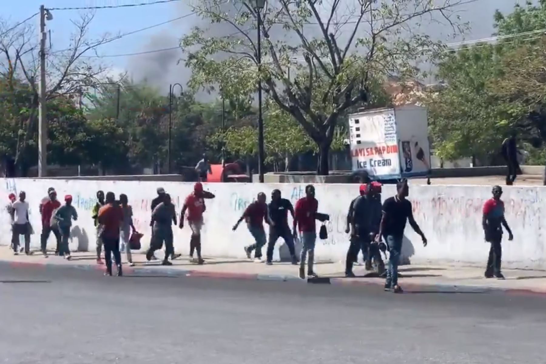 Tensión y tiroteos en los alrededores del Palacio Nacional en Puerto Príncipe. Imagen: Captura TV