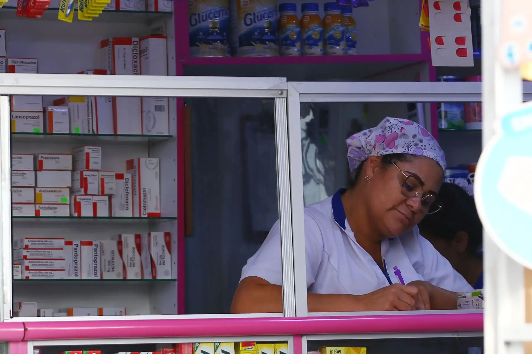 La Resolución Ministerial N°220-2024-MINSA es de obligatorio cumplimiento y asegura que las grandes cadenas de farmacias como las boticas pequeñas ofrezcan el stock de medicamentos genéricos establecido, que es de 30%. Foto: ANDINA/Eddy Ramos