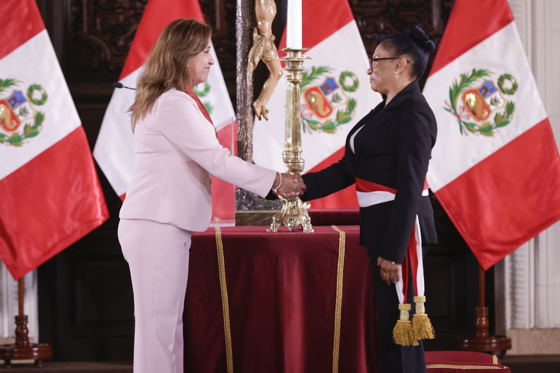 La presidenta de la república, Dina Boluarte, tomó juramento a la nueva ministra de la Mujer y Poblaciones Vulnerables, Ángela Hernández, en una ceremonia celebrada en Palacio de Gobierno. Foto: ANDINA/Prensa Presidencia