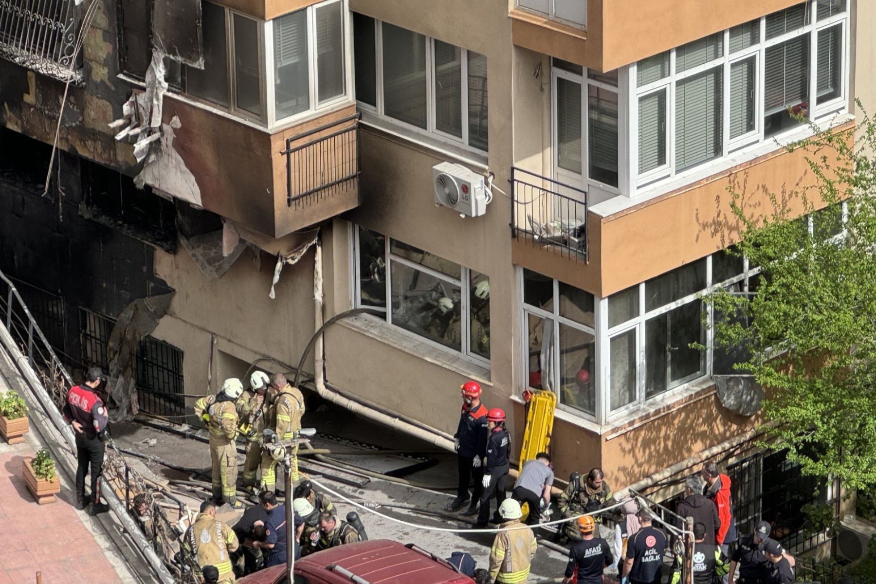 Un incendio mató a varias personas en un bloque residencial en Estambul el martes, dijo la oficina del gobernador de la ciudad, Davut Gul. Foto: @YaEhmmed