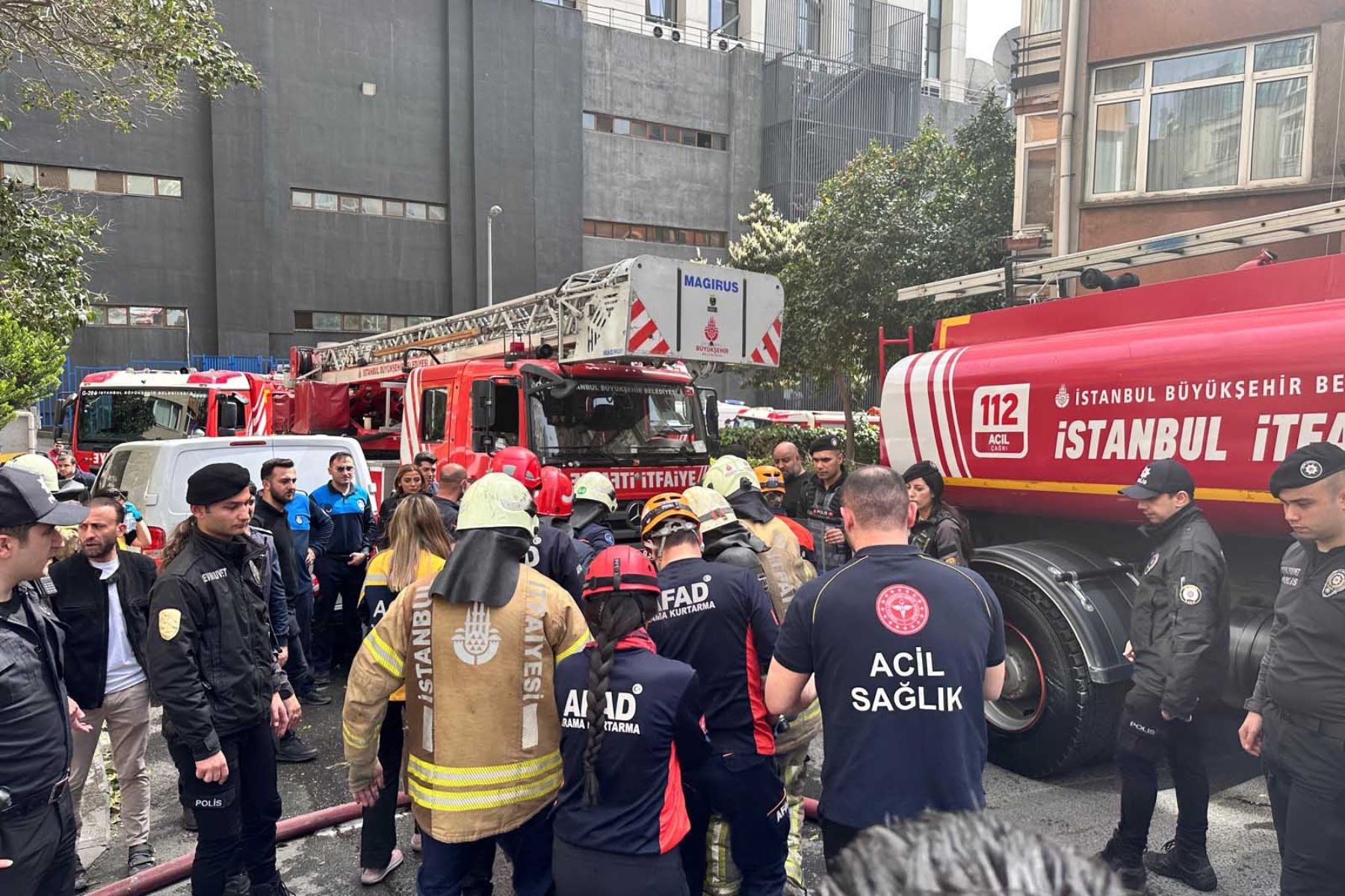 Miembros del Departamento de Bomberos de Estambul intentan controlar el incendio en un club nocturno en Estambul, Turquía, el 2 de abril de 2024. El alcalde de Estambul. Foto: EFE