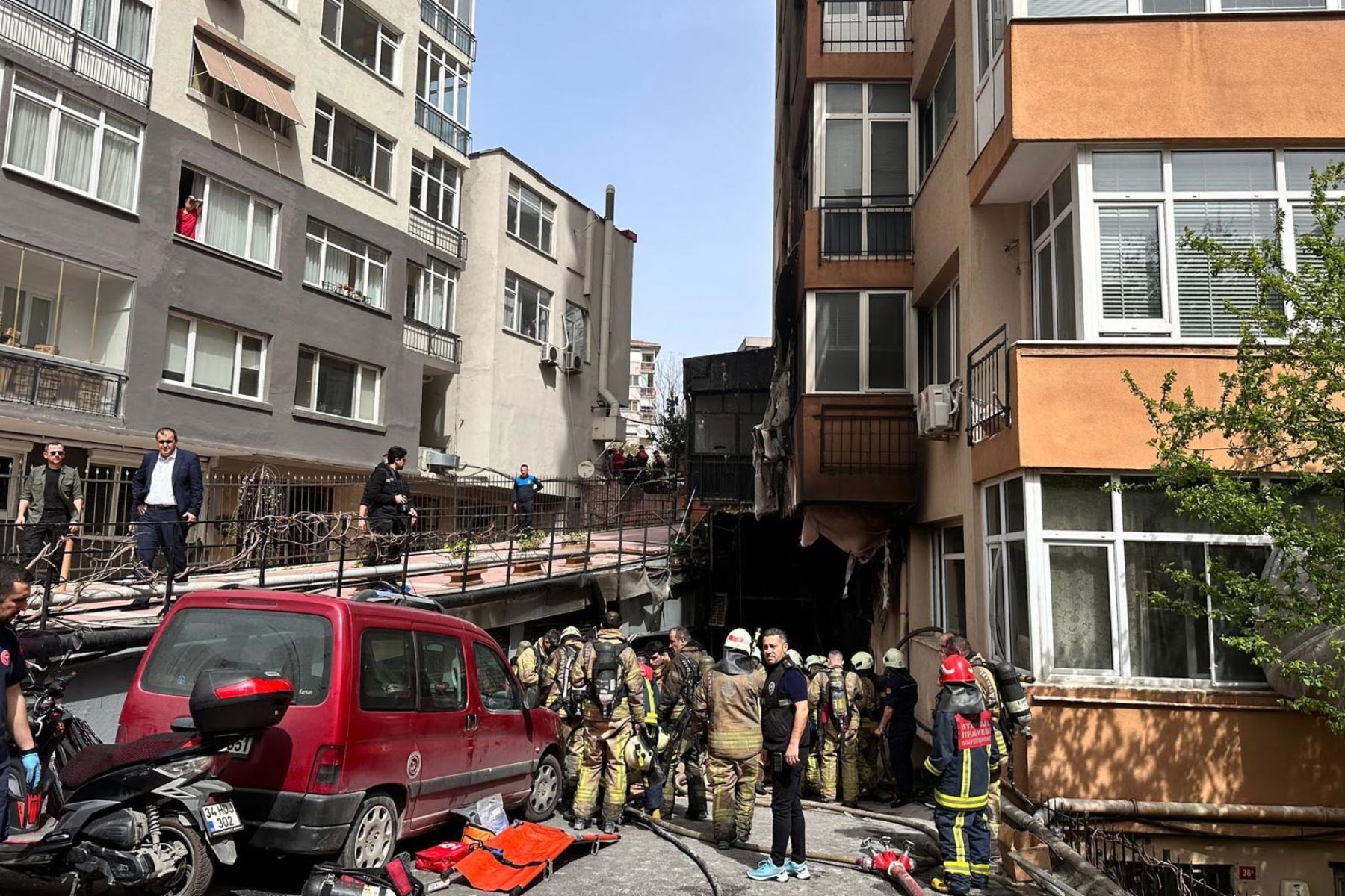 Al menos 25  personas murieron y tres resultaron heridas de gravedad este martes en un incendio ocurrido en el sótano de un edificio residencial de 16 pisos en la ciudad turca de Estambul, según un nuevo balance de la gobernación. Foto: EFE