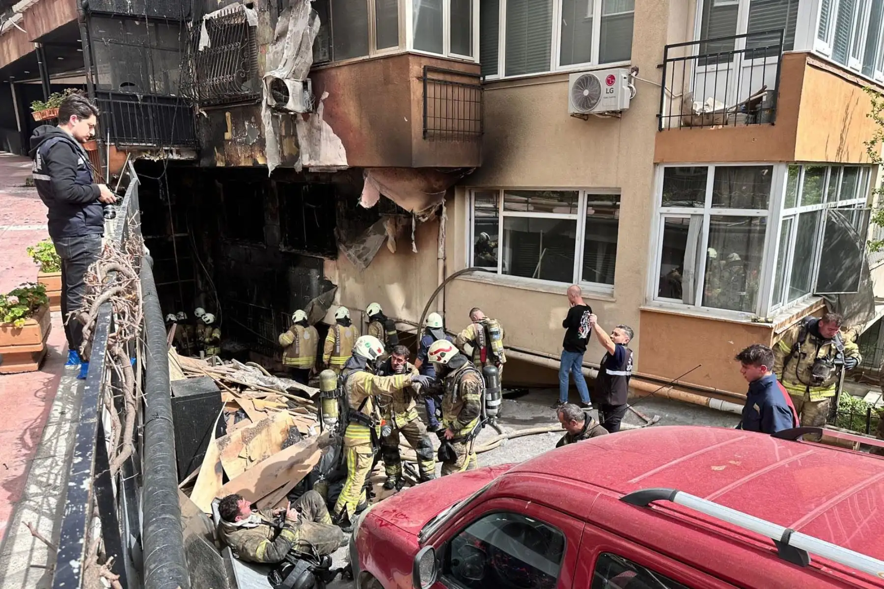 Al menos 25  personas murieron y tres resultaron heridas de gravedad este martes en un incendio ocurrido en el sótano de un edificio residencial de 16 pisos en la ciudad turca de Estambul, según un nuevo balance de la gobernación. Foto: EFE