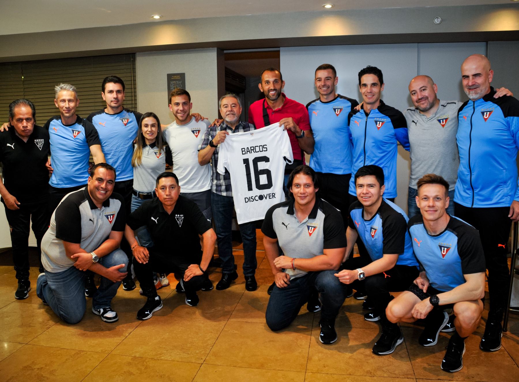 Hernán Barcos recibió los honores de parte del LDU de Ecuador