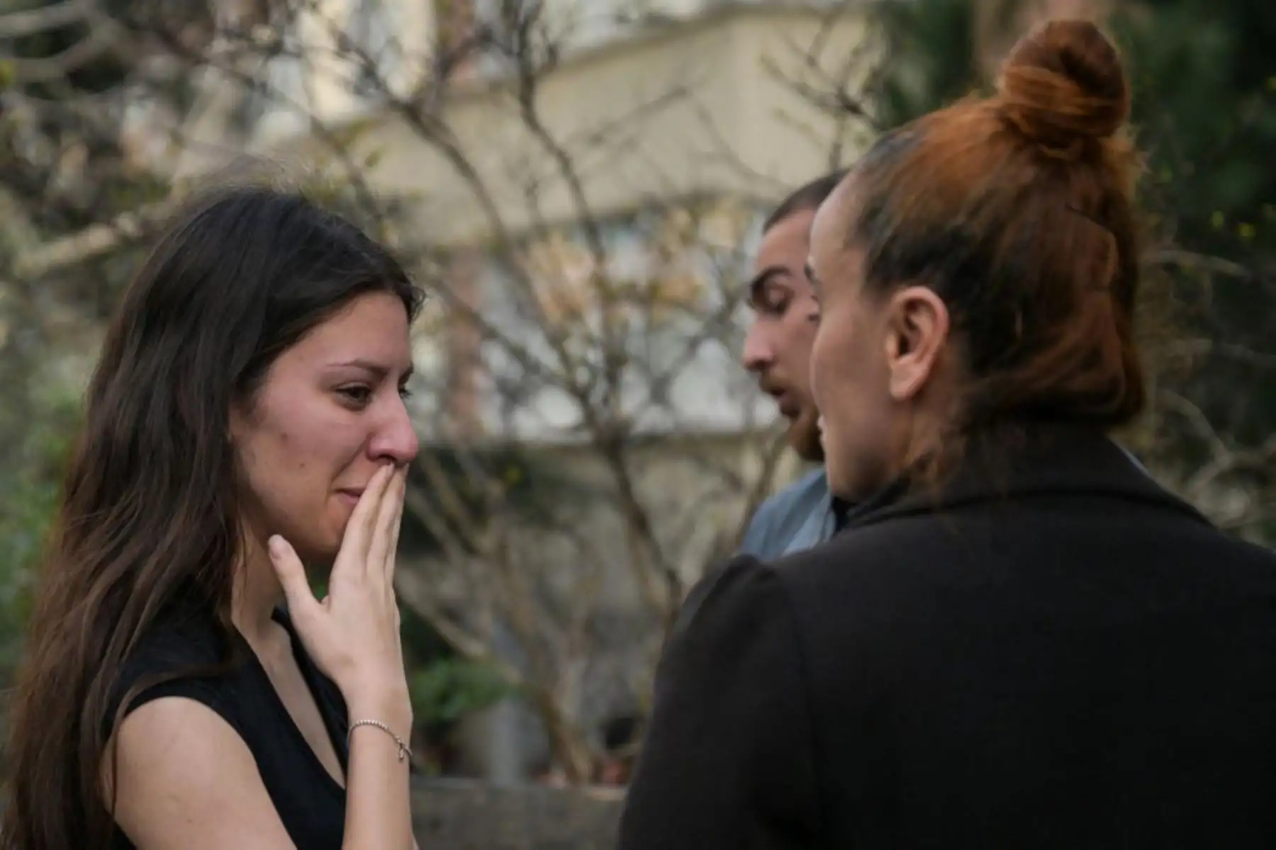 Los familiares de las víctimas reaccionan cerca del lugar de un incendio en un edificio residencial en Estambul. Foto: AFP
