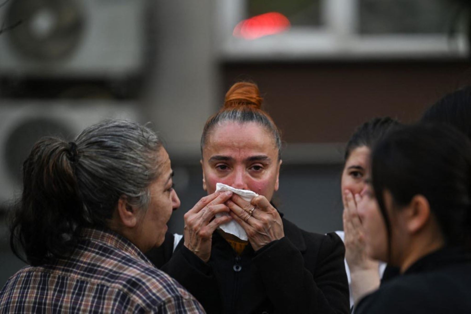 Los familiares de las víctimas reaccionan cerca del lugar de un incendio en un edificio residencial en Estambul. Foto: AFP