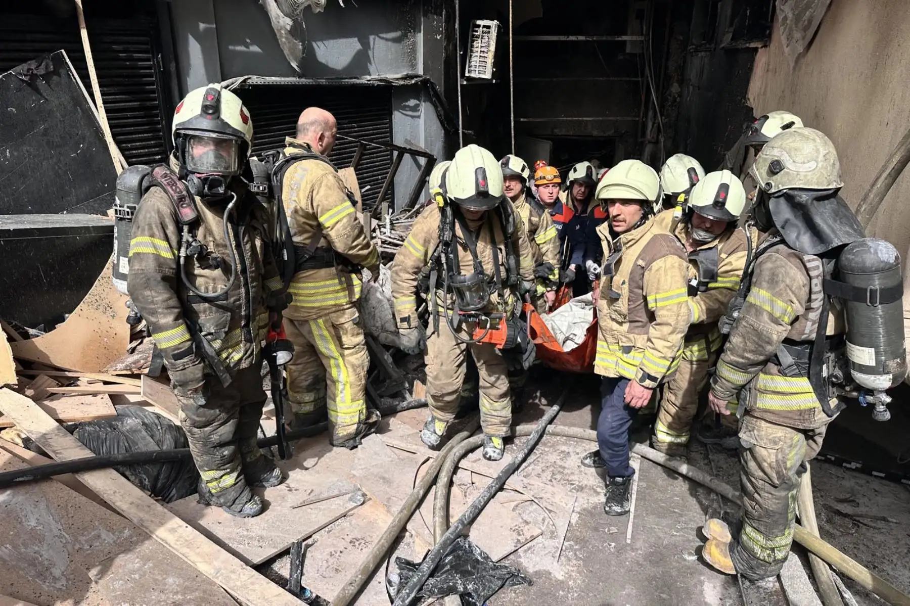 Bomberos cargan el cuerpo de una víctima después de un incendio en un club nocturno en Estambul, Turquía, Foto: EFE