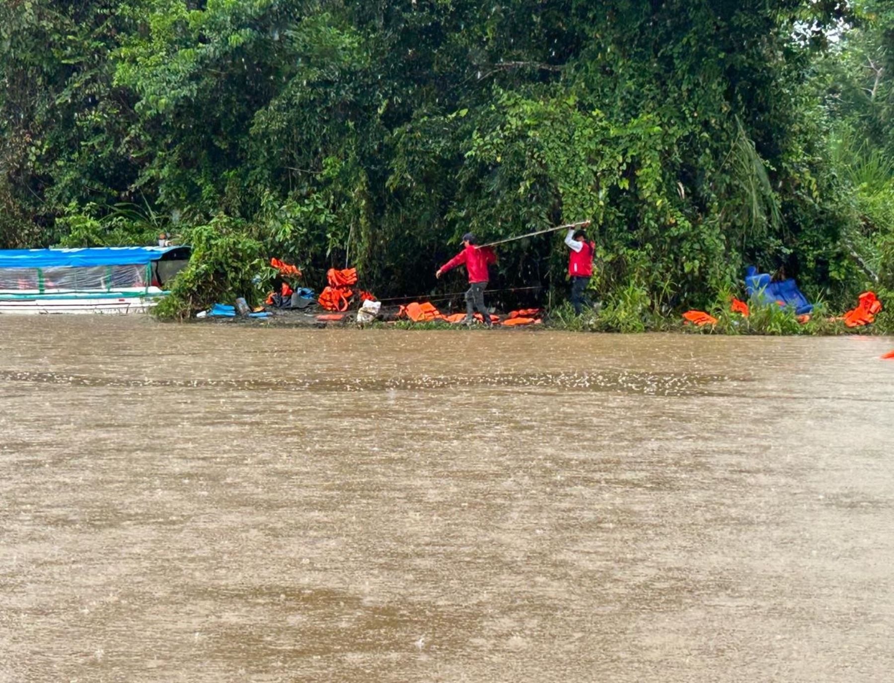 Buzos especializados en búsqueda con el apoyo de drones realizan la búsqueda de desaparecidos en accidente fluvial registrado el sábado 30 de marzo en el río Tamaya, distrito de Masisea, región Ucayali.  ANDINA/Difusión