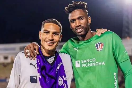Paolo Guerrero junto a Alexander Domínguez en Liga Deportiva Universitaria de Quito.