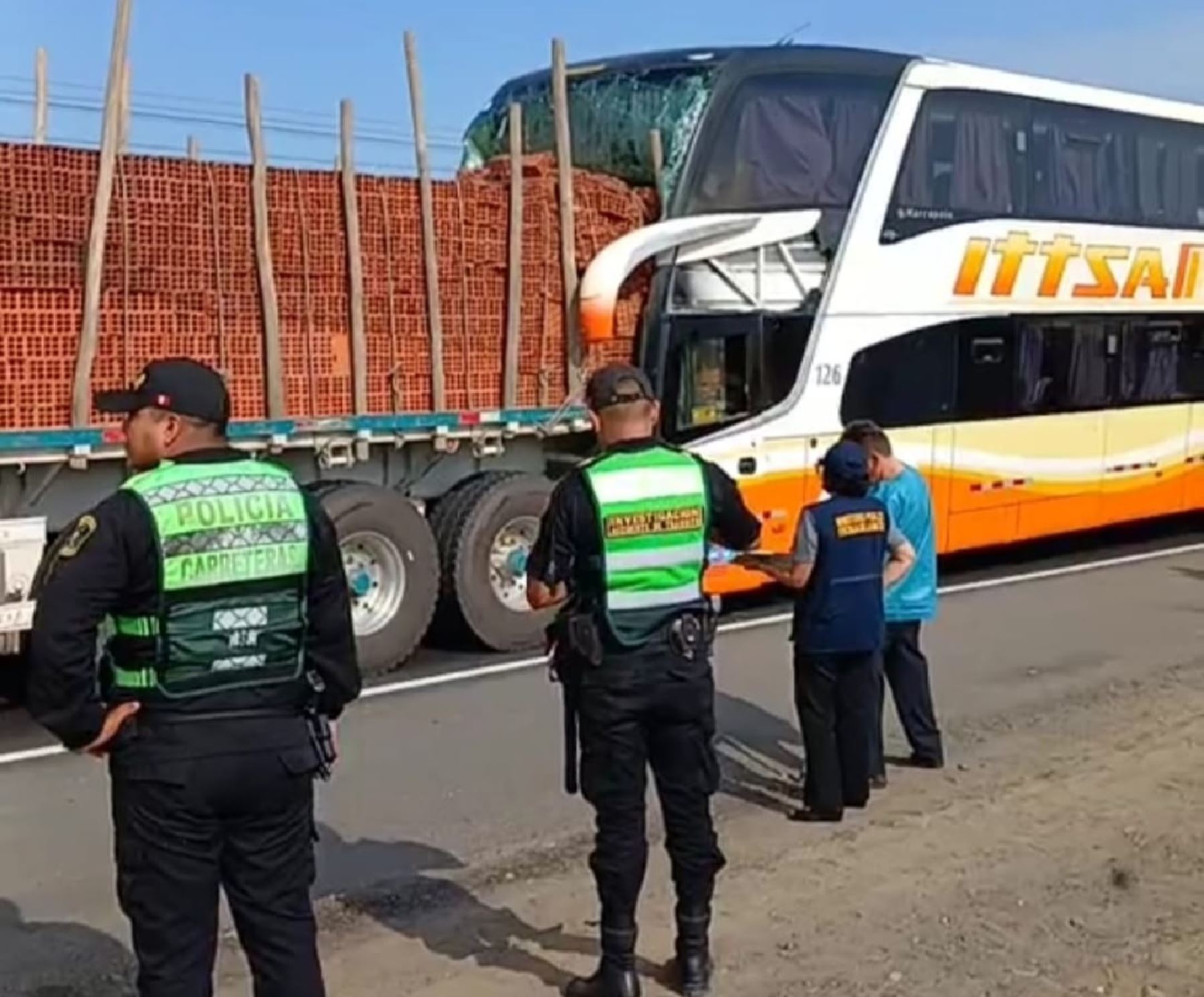 El choque de un bus interprovincial y un tráiler dejo un muerto y cinco heridos de consideración. El accidente se registró en la carretera Panamericana Norte, a la altura del distrito de Santiago de Cao. ANDINA/Difusión