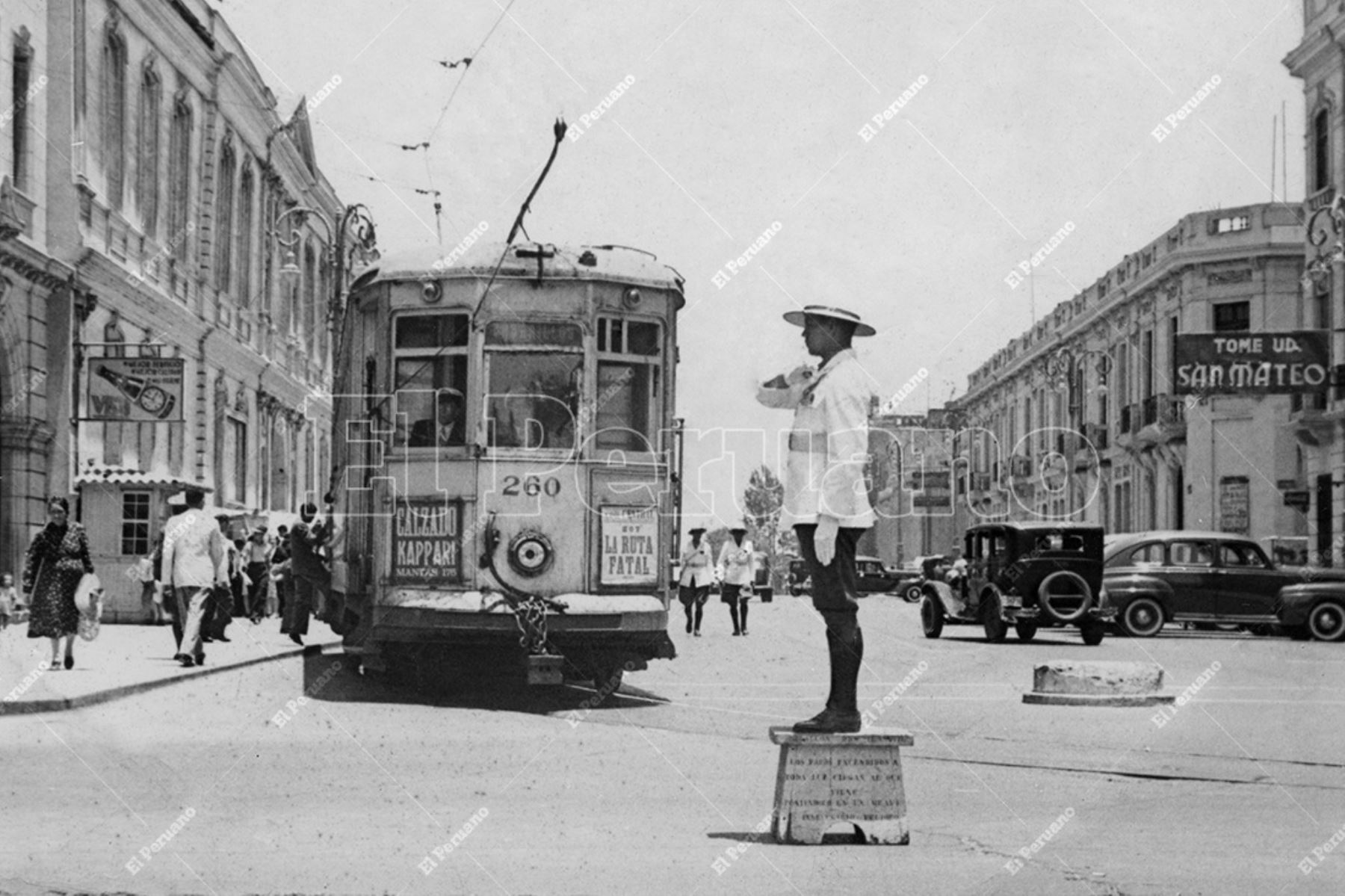 Lima - Década 50 / Un policía detiene el tránsito de un tranvía en la avenida La Colmena. Foto: Archivo Histórico de El Peruano