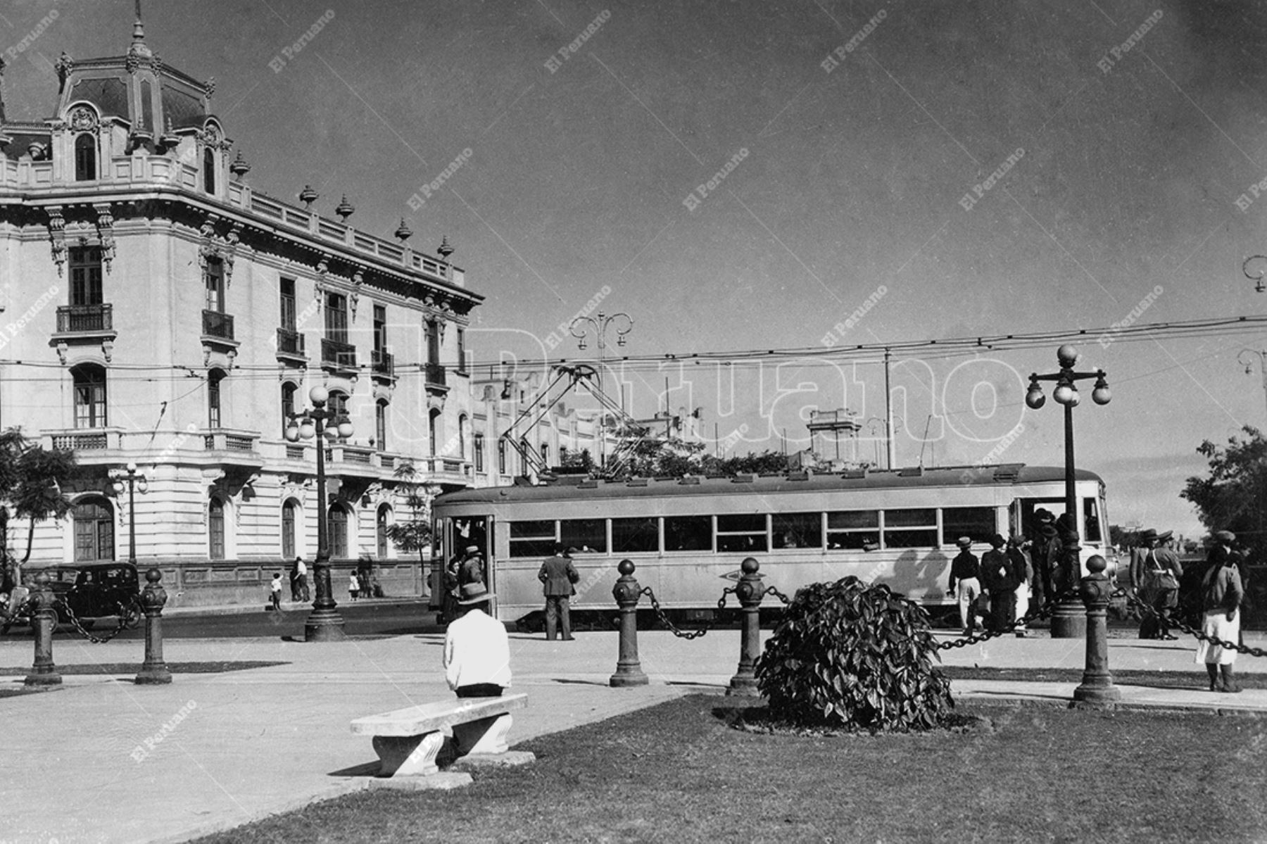 Lima - 1945 / Paso del tranvía Lima - Callao por la plaza Dos de Mayo. Foto: Archivo Histórico de El Peruano