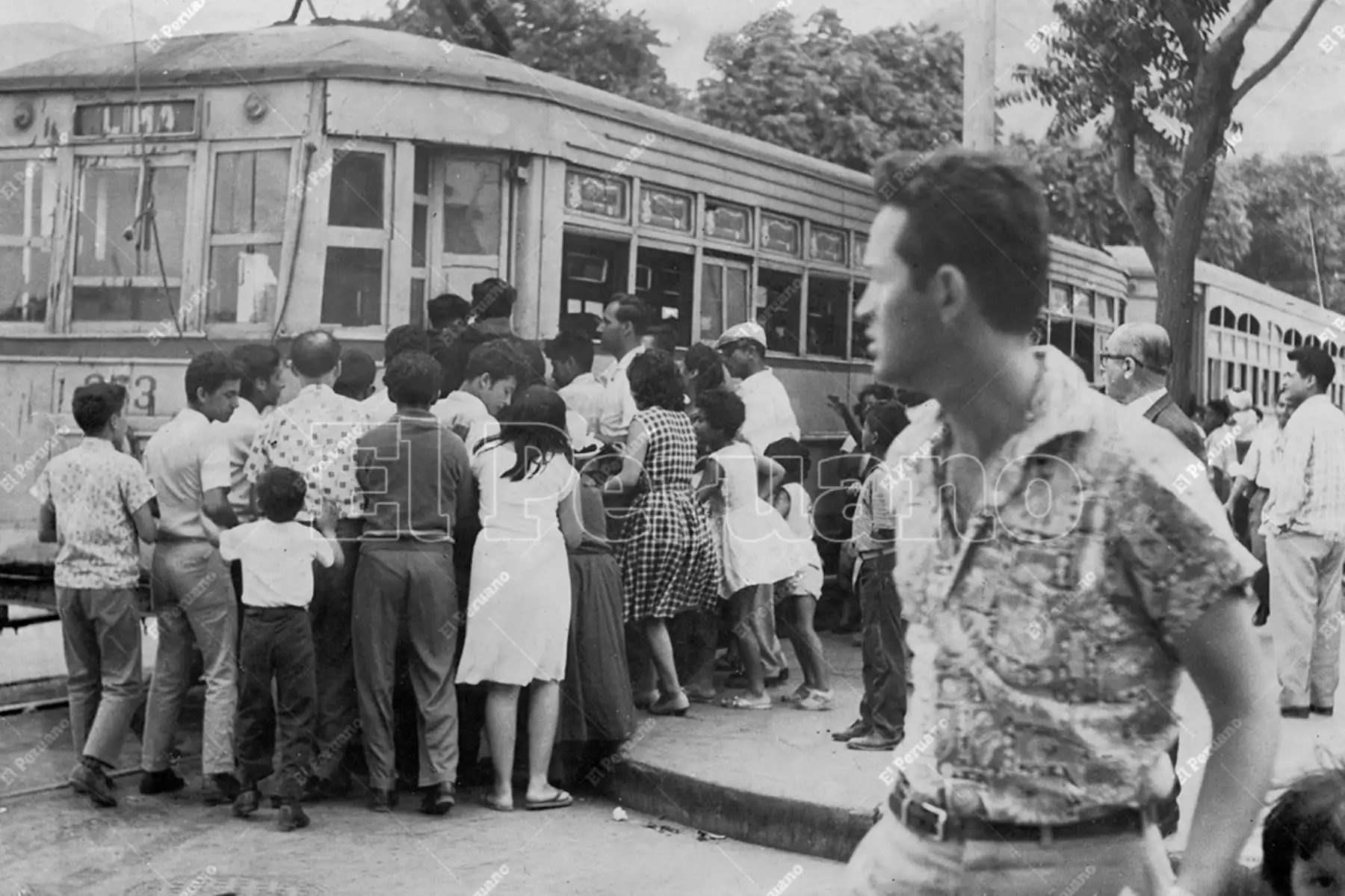 Lima - Década 60 / Pasajeros tratando de abordar el servicio de tranvía. Foto: Archivo Histórico de El Peruano
