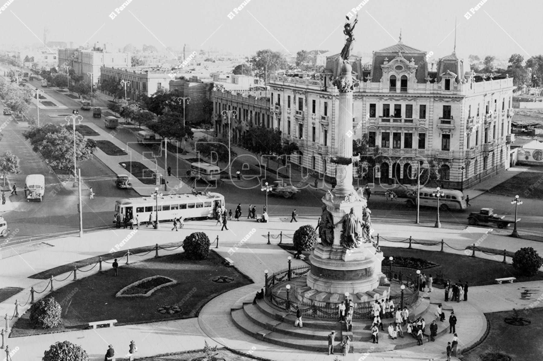 Lima - junio 1951 / Vista de la plaza Dos de Mayo, de la amplia avenida Alfonso Ugarte y del paso de los tranvías de Lima y Callao. Foto: Archivo Histórico de El Peruano