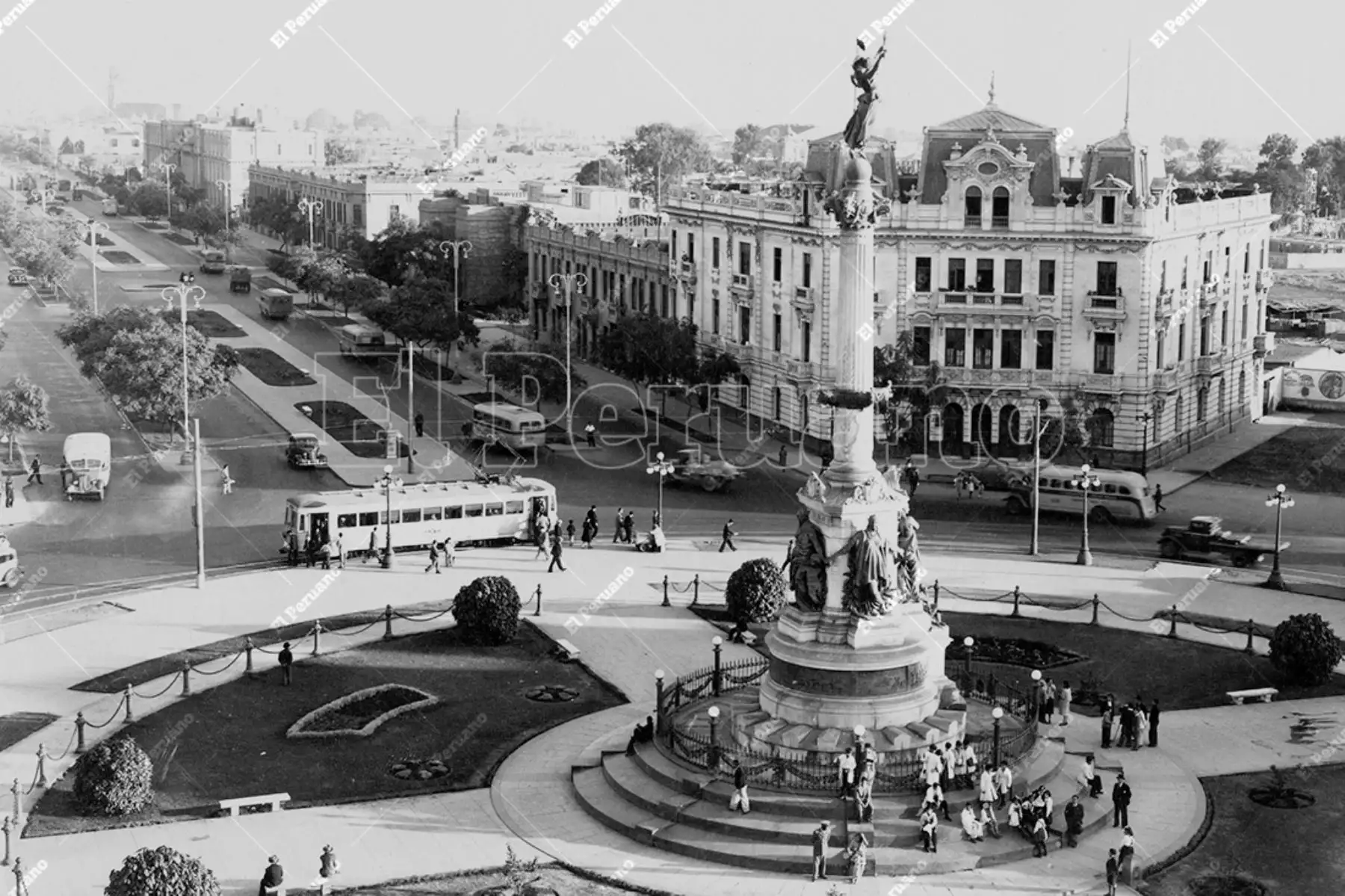 Lima - junio 1951 / Vista de la plaza Dos de Mayo, de la amplia avenida Alfonso Ugarte y del paso de los tranvías de Lima y Callao. Foto: Archivo Histórico de El Peruano