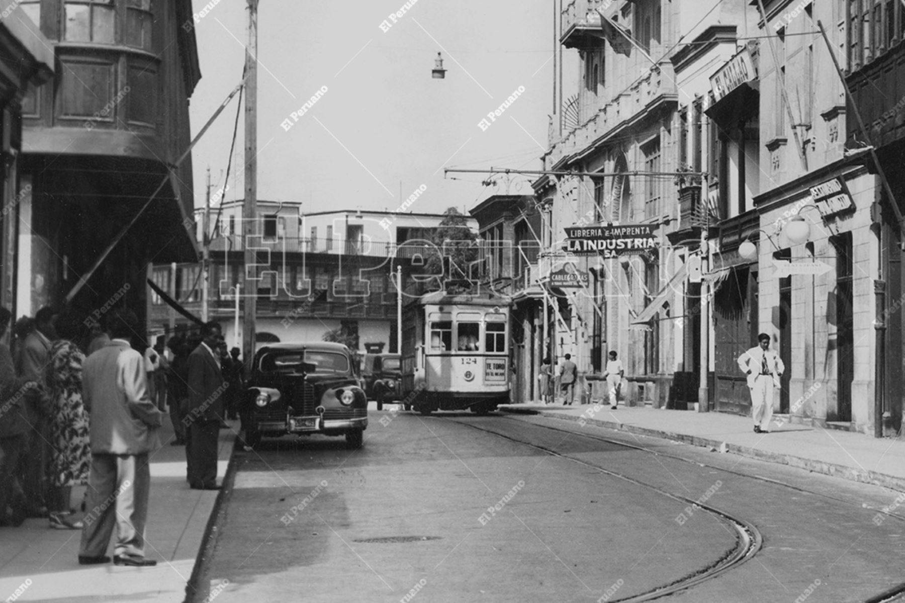 Callao - 1952 / Paso del tranvía en la calle Constitución. Foto: Archivo Histórico de El Peruano