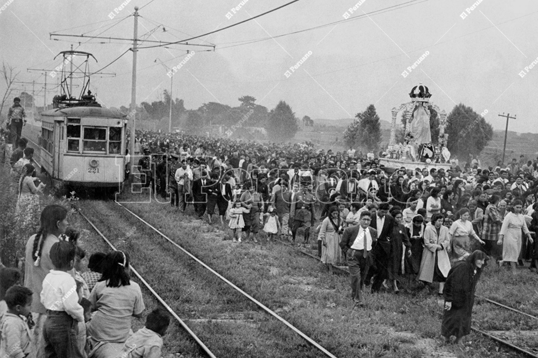 Callao - 16 julio 1958 / Un tranvía de la ruta Lima-Callao parece acompañar la procesión de la Virgen del Carmen de la Legua en la avenida Colonial. Foto: Archivo Histórico de El Peruano