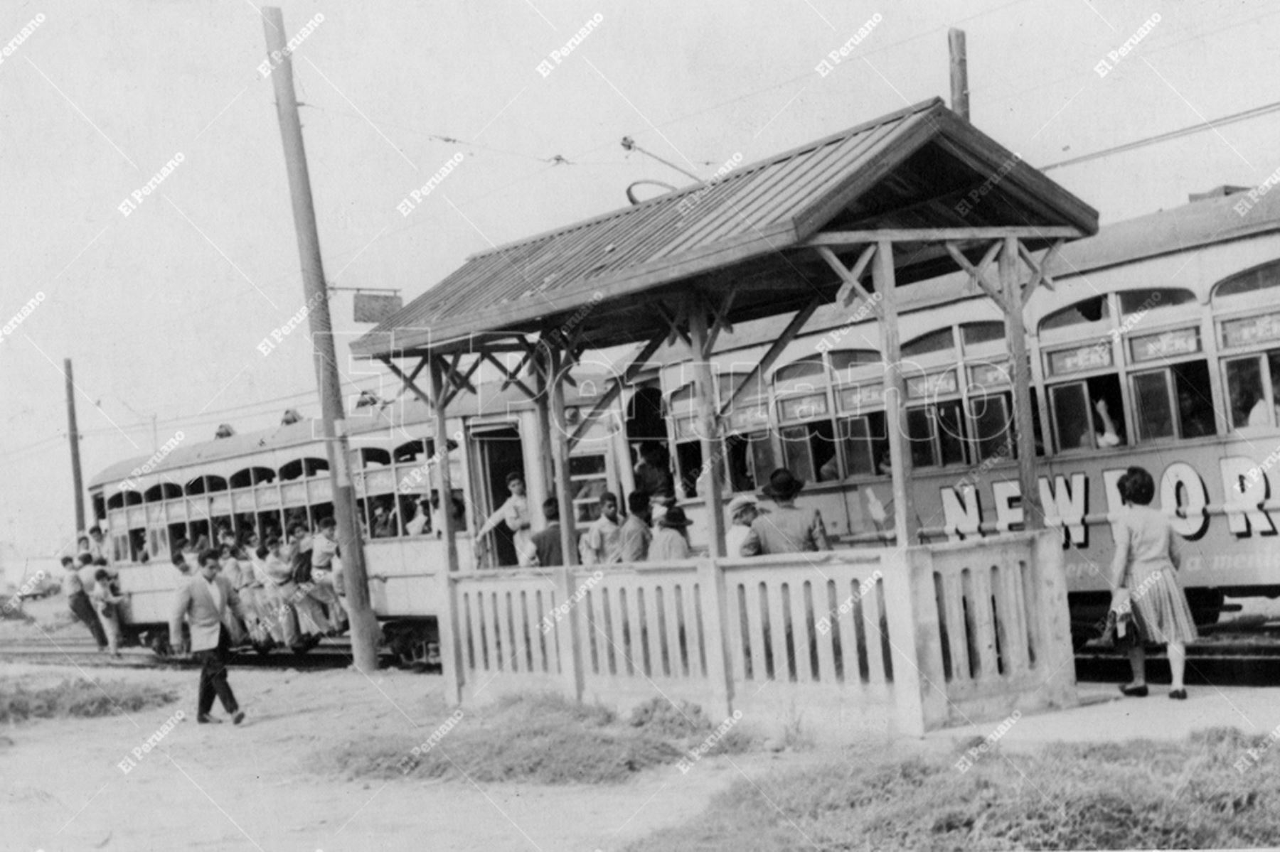 Lima - Década 60 / Escolares "gorreros" viajan temerariamente en un tranvía. Foto: Archivo Histórico de El Peruano