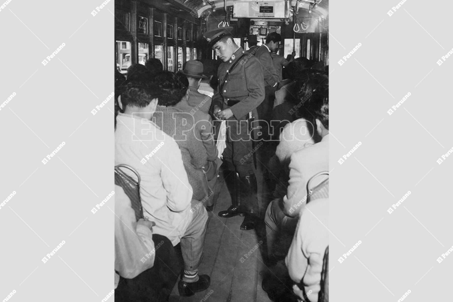 Lima – 1 setiembre 1958 / Pasajeros al interior de un tranvía. Foto: Archivo histórico de El Peruano