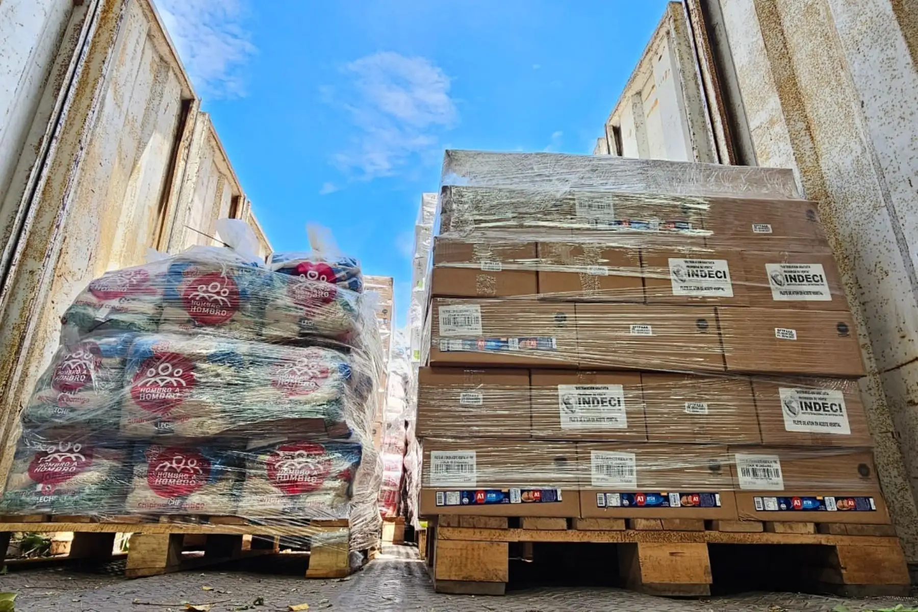 El Gobierno nacional, a través del Instituto Nacional de Defensa Civil (Indeci), distribuyó desde enero hasta la fecha 706.02 toneladas de bienes de ayuda humanitaria a 14 regiones del país afectadas por intensas lluvias, a fin de atender a las poblaciones damnificadas. Foto: ANDINA/Mindef