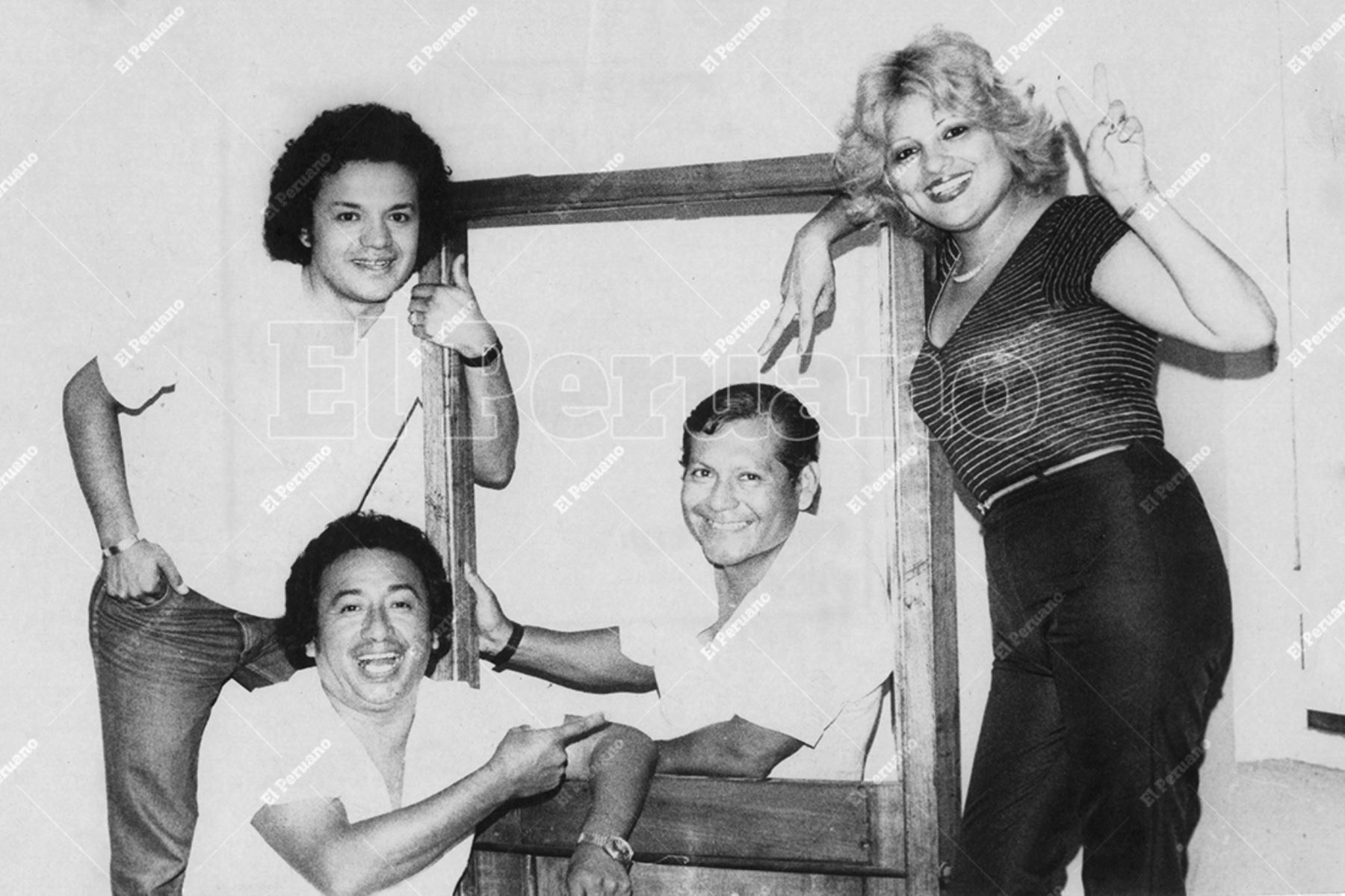 Lima - Década 1980 / El bolerista Johnny Farfán (3iz) junto a los cantantes Homero, Guiller  y Vicky Jiménez. Foto: Archivo Histórico de El Peruano