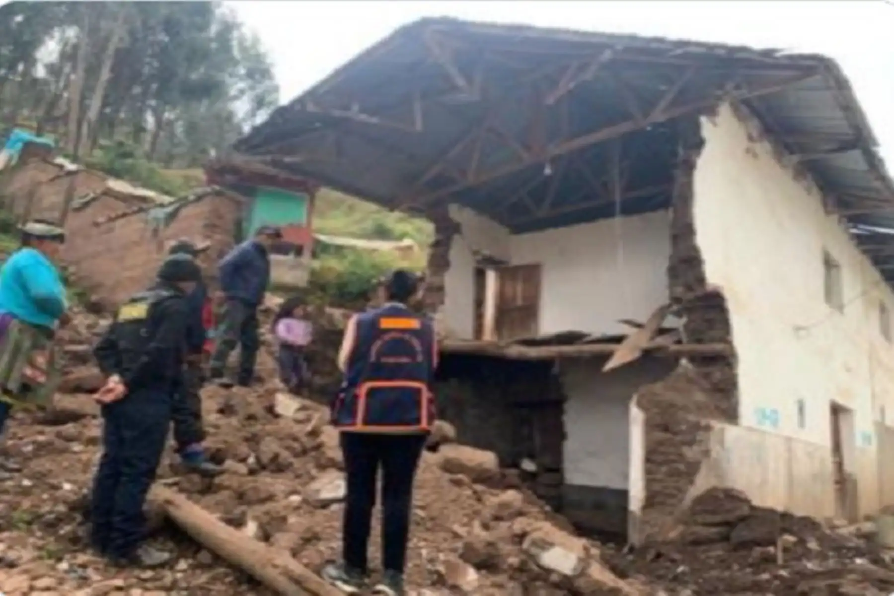 Las autoridades locales coordinan la entrega de bienes de ayuda humanitaria para las personas perjudicadas y damnificadas.