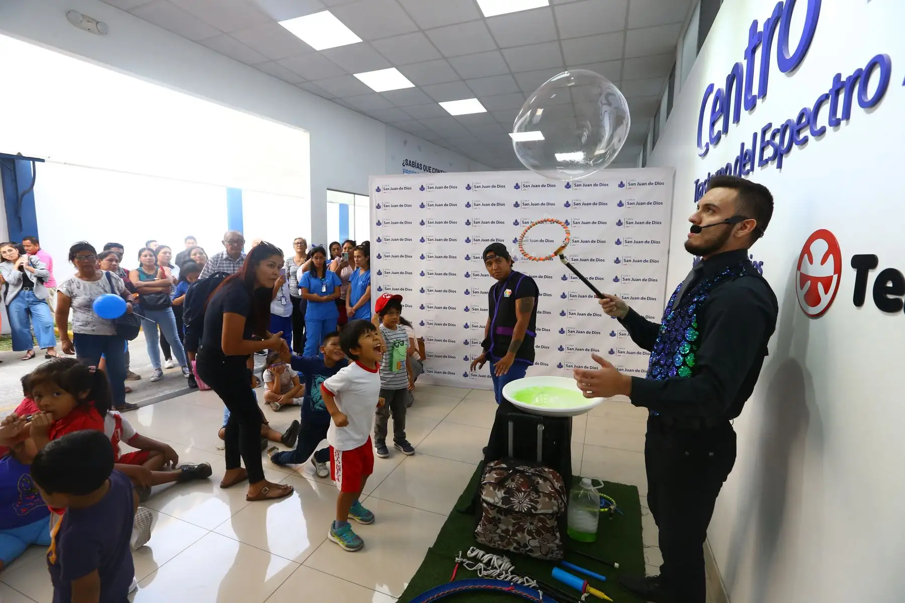 En el marco del Día Mundial de Concienciación sobre el Autismo, la clínica San Juan de Dios realiza un show de burbujas en su Centro TEA, dirigido a niños y niñas con habilidades diferentes, con el objetivo de generar conciencia y sensibilizar a la población sobre el Trastorno del Espectro Autista (TEA). Foto: ANDINA/Eddy Ramos
