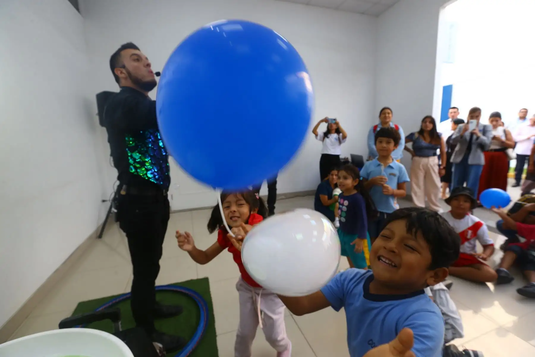 En el marco del Día Mundial de Concienciación sobre el Autismo, la clínica San Juan de Dios realiza un show de burbujas en su Centro TEA, dirigido a niños y niñas con habilidades diferentes, con el objetivo de generar conciencia y sensibilizar a la población sobre el Trastorno del Espectro Autista (TEA). Foto: ANDINA/Eddy Ramos
