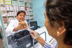 A través del Seguro Integral de Salud (SIS) y las FarmaMinsa, el Ministerio de Salud pone a disposición de la población peruana los medicamentos genéricos que necesitan para el tratamiento de los problemas de salud que los afecta. ANDINA/Difusión