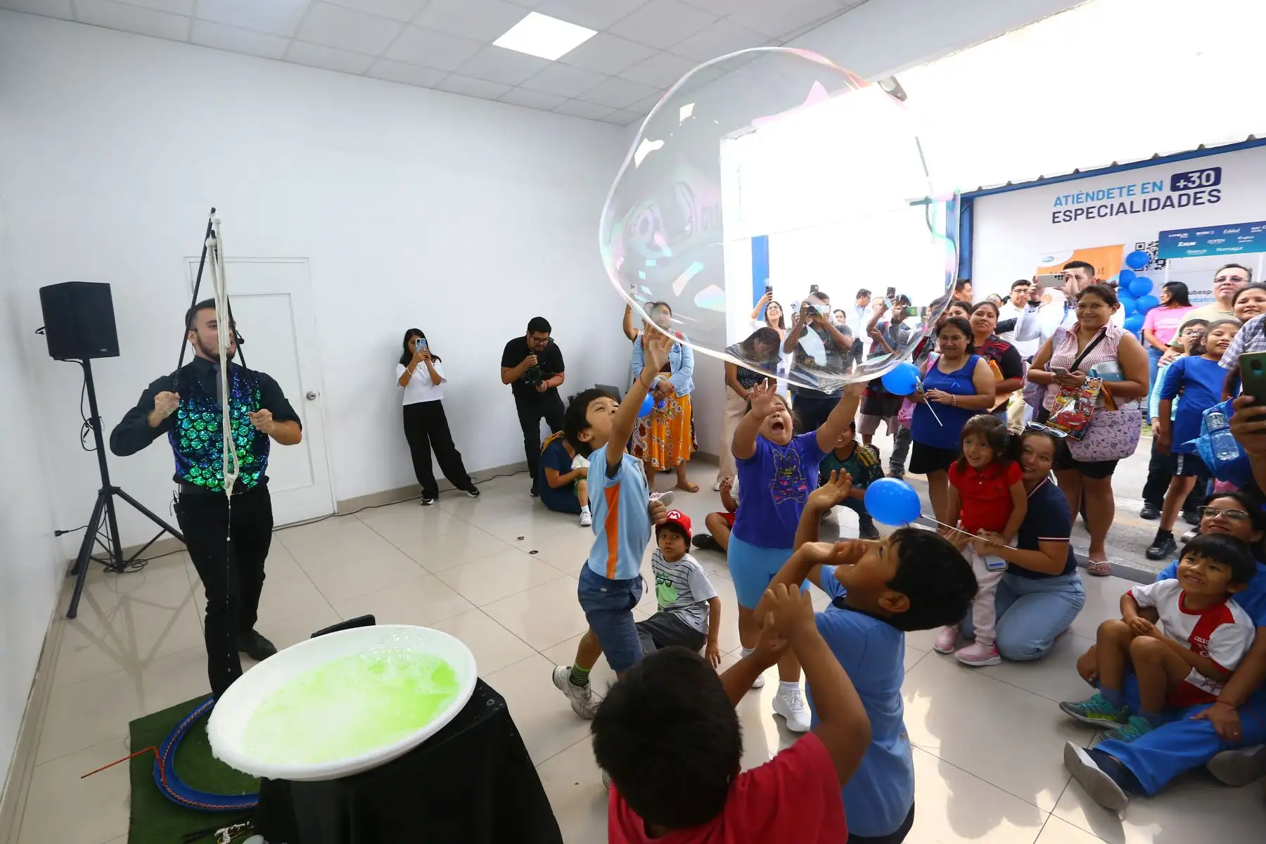 En el marco del Día Mundial de Concienciación sobre el Autismo, la clínica San Juan de Dios realiza un show de burbujas en su Centro TEA, dirigido a niños y niñas con habilidades diferentes, con el objetivo de generar conciencia y sensibilizar a la población sobre el Trastorno del Espectro Autista (TEA). Foto: ANDINA/Eddy Ramos