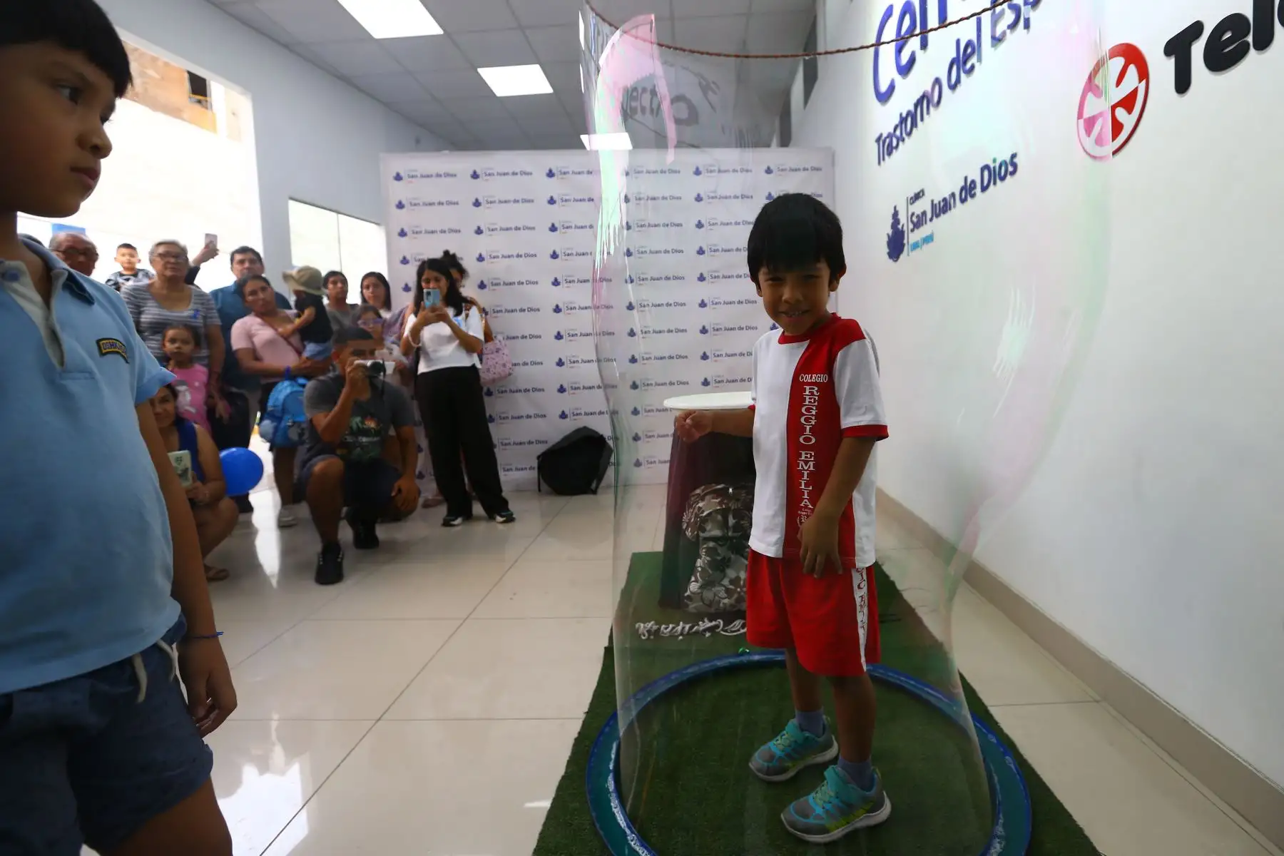 En el marco del Día Mundial de Concienciación sobre el Autismo, la clínica San Juan de Dios realiza un show de burbujas en su Centro TEA, dirigido a niños y niñas con habilidades diferentes, con el objetivo de generar conciencia y sensibilizar a la población sobre el Trastorno del Espectro Autista (TEA). Foto: ANDINA/Eddy Ramos