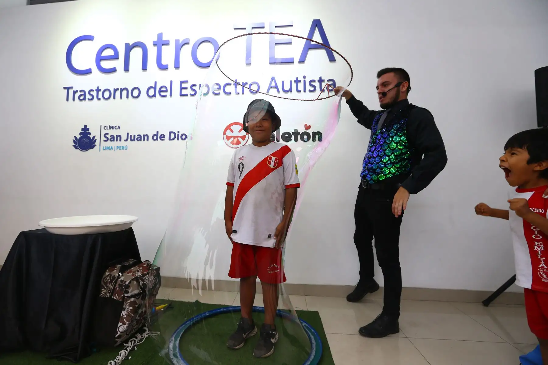 En el marco del Día Mundial de Concienciación sobre el Autismo, la clínica San Juan de Dios realiza un show de burbujas en su Centro TEA, dirigido a niños y niñas con habilidades diferentes, con el objetivo de generar conciencia y sensibilizar a la población sobre el Trastorno del Espectro Autista (TEA). Foto: ANDINA/Eddy Ramos