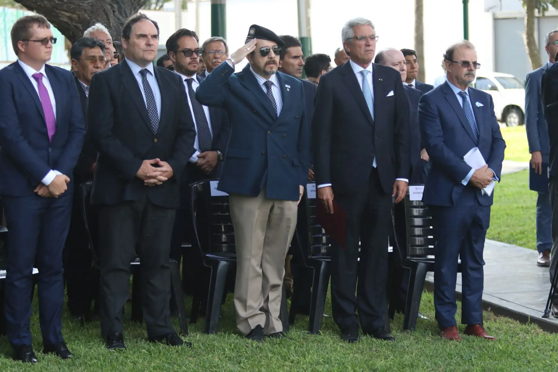 En el distrito de Surco se realizó una ceremonia especial para conmemorar el "Día del Veterano y los Caídos en la Guerra de Malvinas", en alusión al hecho histórico ocurrido en Argentina en la década del 80, en donde participaron autoridades políticas y militares argentinas y peruanas. También se develó un busto en Homenaje al expresidente Fernando Belaunde Terry. FOTO:ANDINA/Héctor Vinces