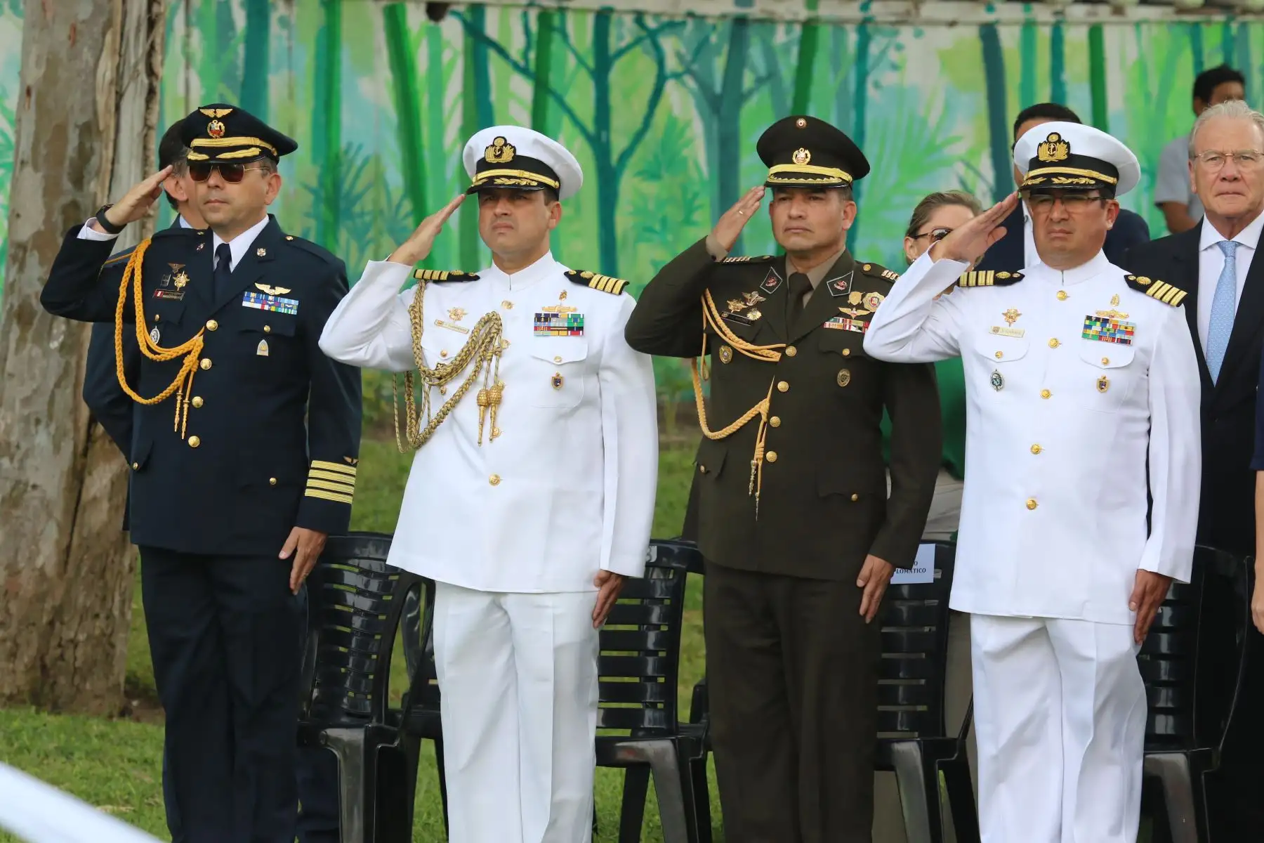 En el distrito de Surco se realizó una ceremonia especial para conmemorar el "Día del Veterano y los Caídos en la Guerra de Malvinas", en alusión al hecho histórico ocurrido en Argentina en la década del 80, en donde participaron autoridades políticas y militares argentinas y peruanas. También se develó un busto en Homenaje al expresidente Fernando Belaunde Terry. FOTO:ANDINA/Héctor Vinces