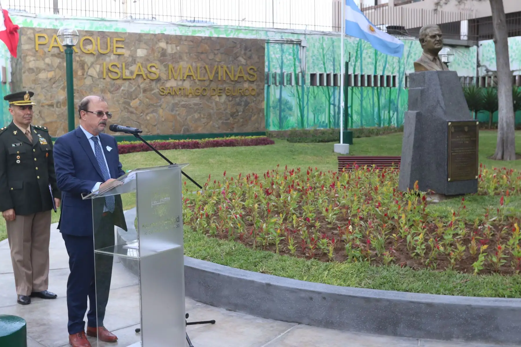 En el distrito de Surco se realizó una ceremonia especial para conmemorar el "Día del Veterano y los Caídos en la Guerra de Malvinas", en alusión al hecho histórico ocurrido en Argentina en la década del 80, en donde participaron autoridades políticas y militares argentinas y peruanas. También se develó un busto en Homenaje al expresidente Fernando Belaunde Terry. FOTO:ANDINA/Héctor Vinces