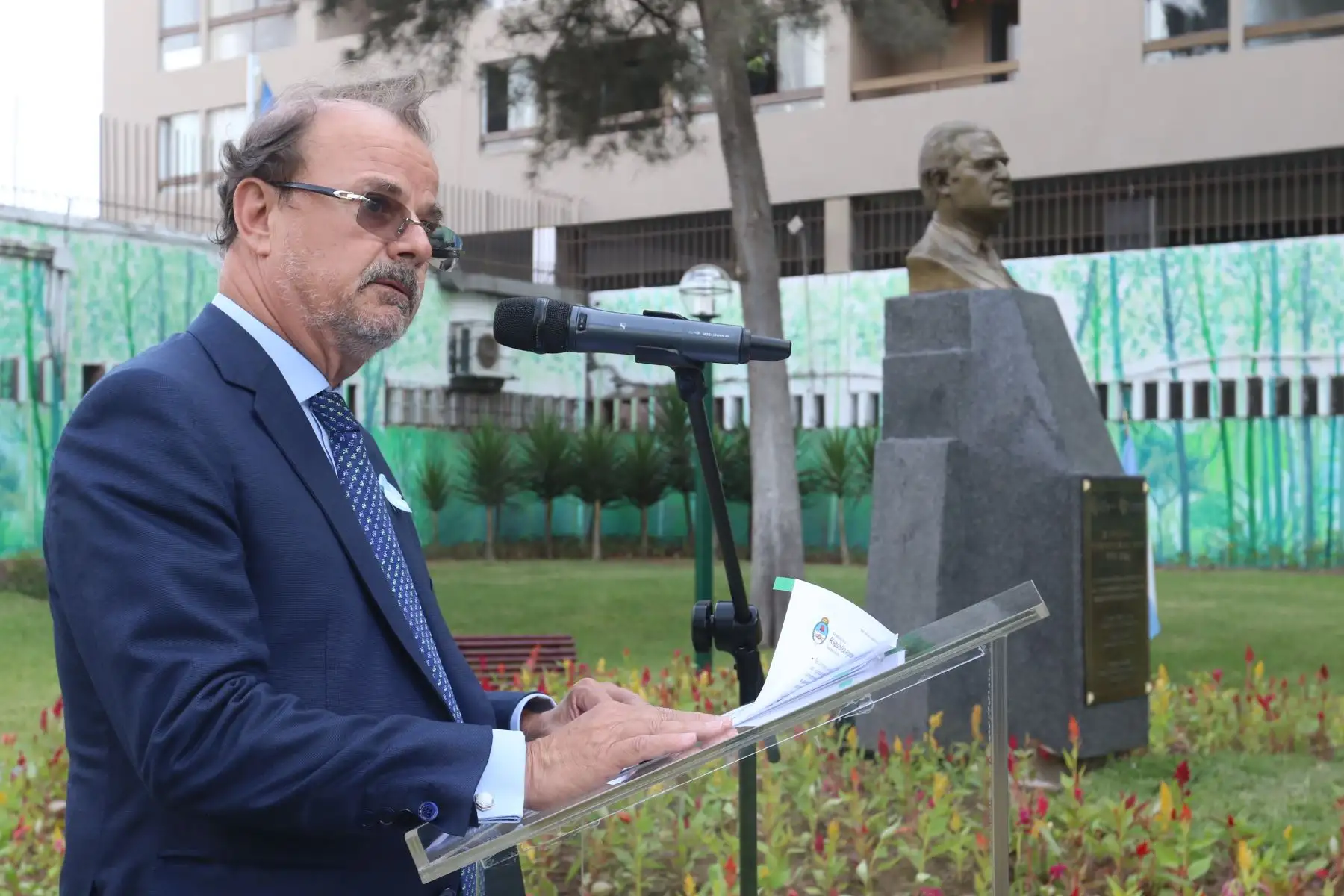 En el distrito de Surco se realizó una ceremonia especial para conmemorar el "Día del Veterano y los Caídos en la Guerra de Malvinas", en alusión al hecho histórico ocurrido en Argentina en la década del 80, en donde participaron autoridades políticas y militares argentinas y peruanas. También se develó un busto en Homenaje al expresidente Fernando Belaunde Terry. FOTO:ANDINA/Héctor Vinces