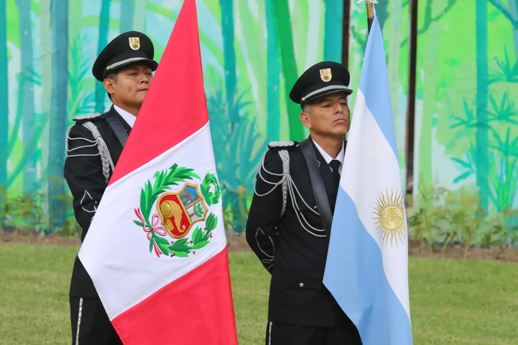 En el distrito de Surco se realizó una ceremonia especial para conmemorar el "Día del Veterano y los Caídos en la Guerra de Malvinas", en alusión al hecho histórico ocurrido en Argentina en la década del 80, en donde participaron autoridades políticas y militares argentinas y peruanas. También se develó un busto en Homenaje al expresidente Fernando Belaunde Terry. FOTO:ANDINA/Héctor Vinces
